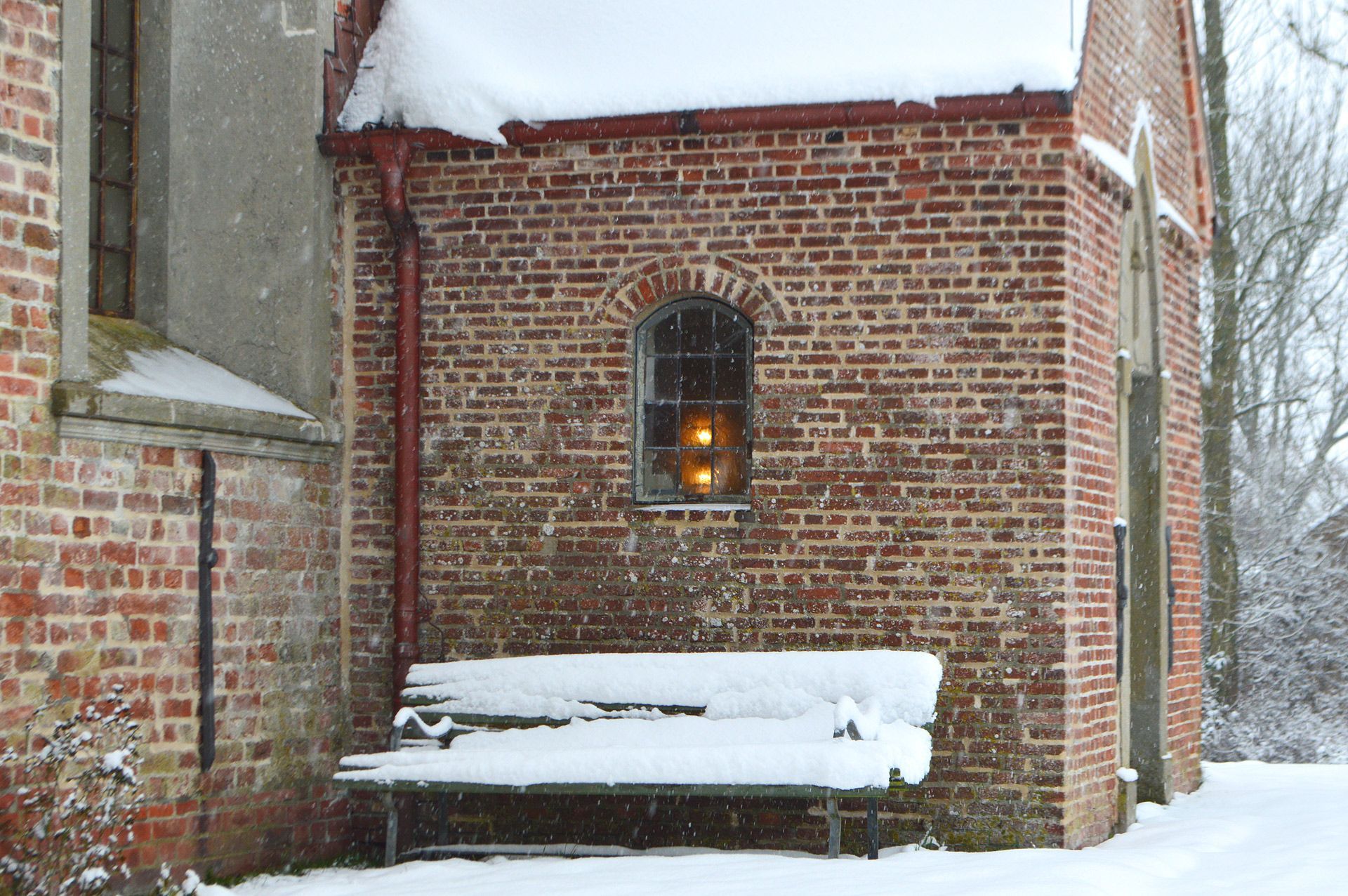 Das Bild zeigt die verschneite Kirche St. Martin im Winter 23