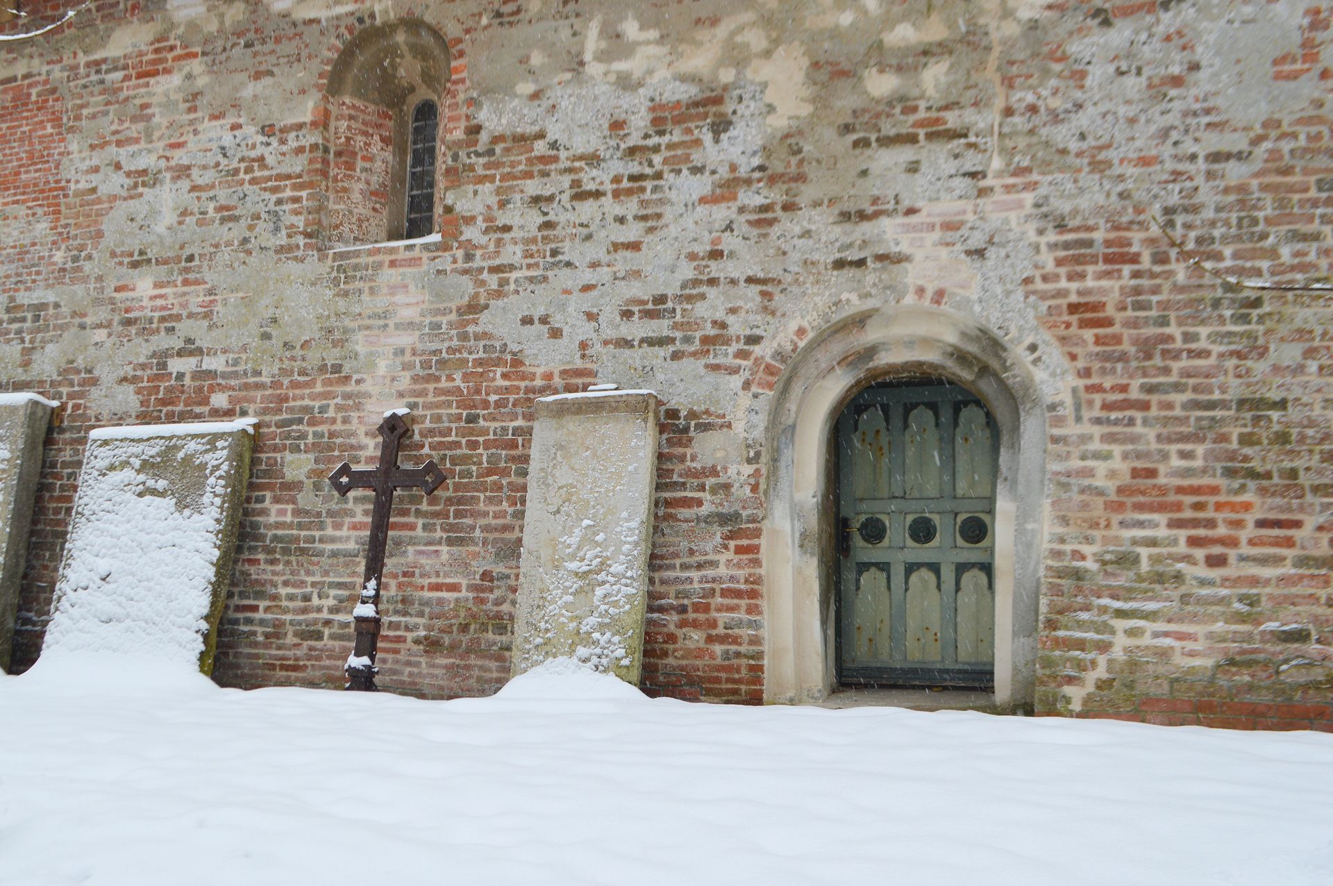 Das Bild zeigt die verschneite Kirche St. Martin im Winter