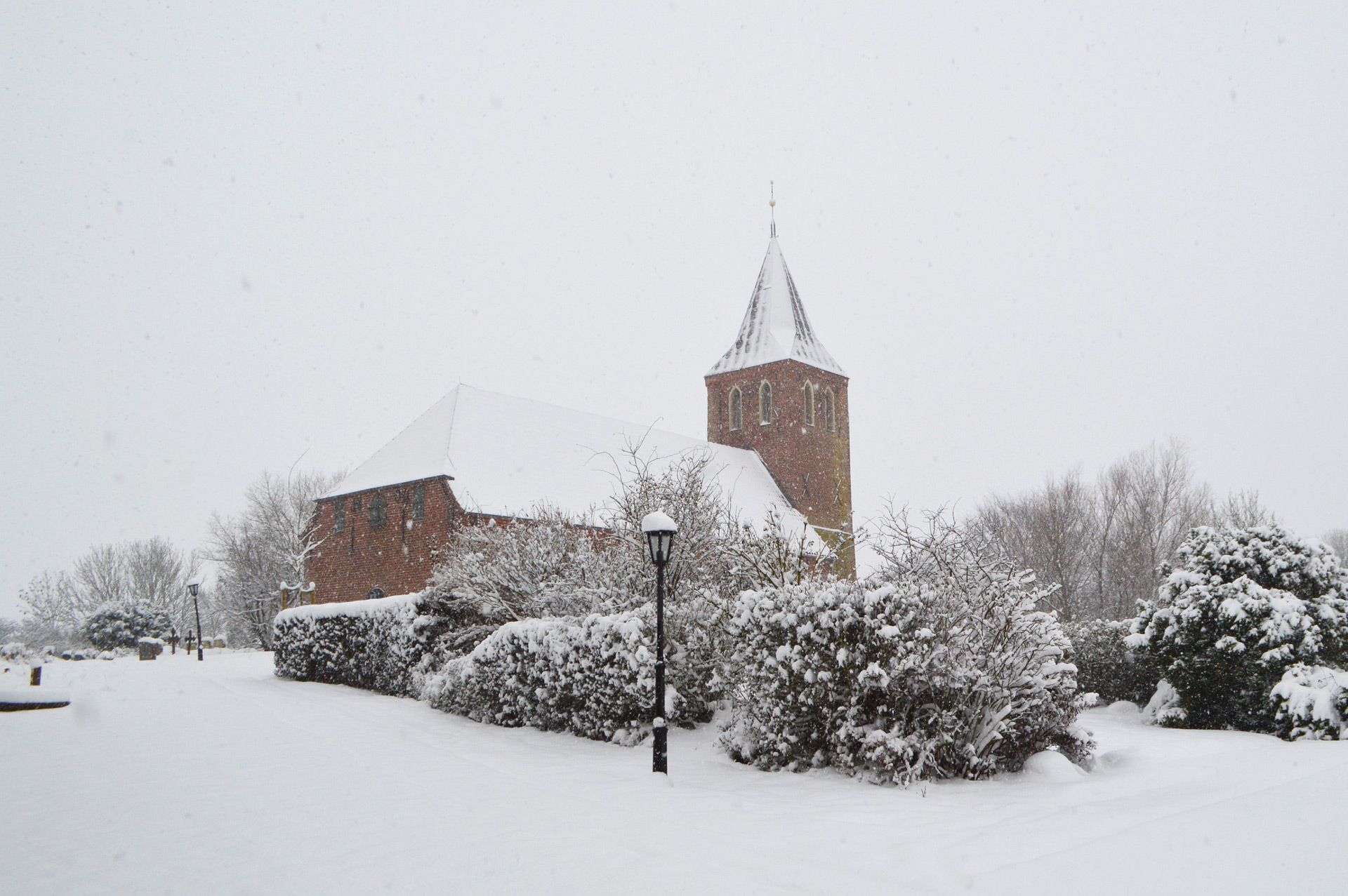 Das Bild zeigt die verschneite Kirche St. Stephanus im Winter