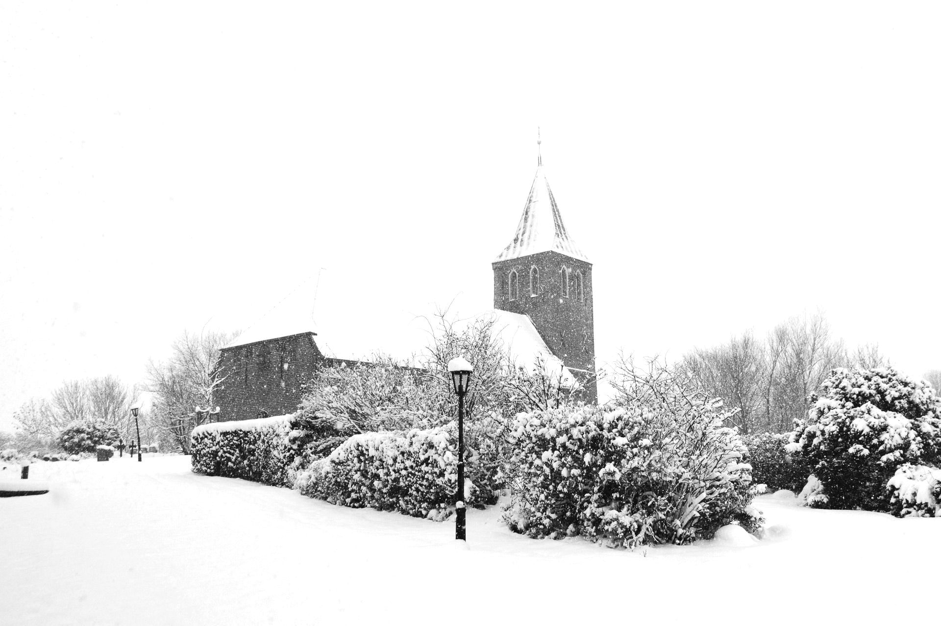 Das Winterbild zeigt die eingeschneite Kirche