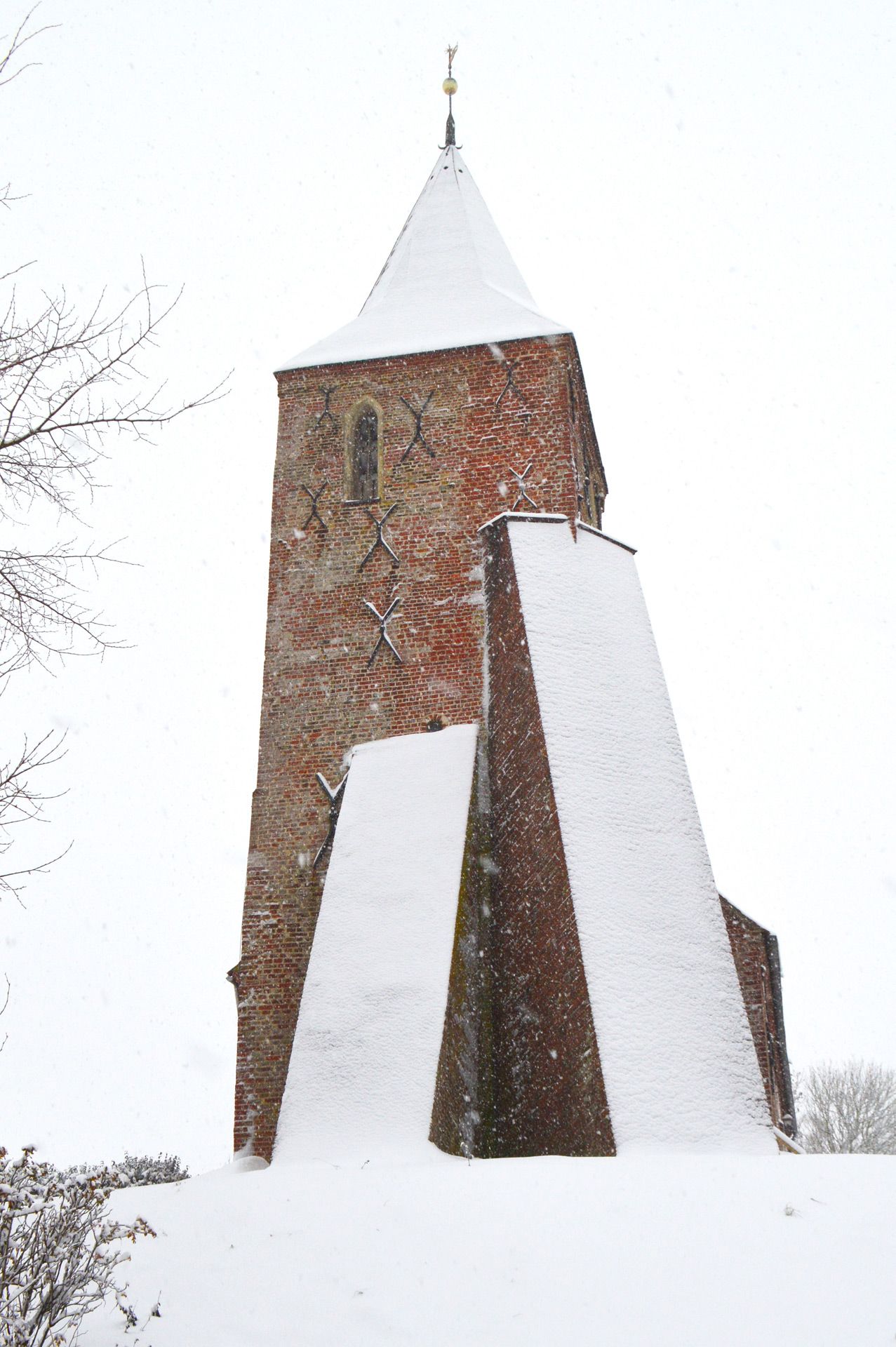 Das Bild zeigt die verschneite Kirche St. Stephanus im Winter 23