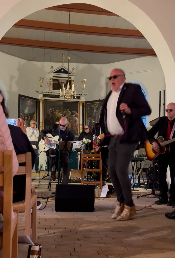 Konzert St. Jürgen Blues Band, der Pastor tanzt.