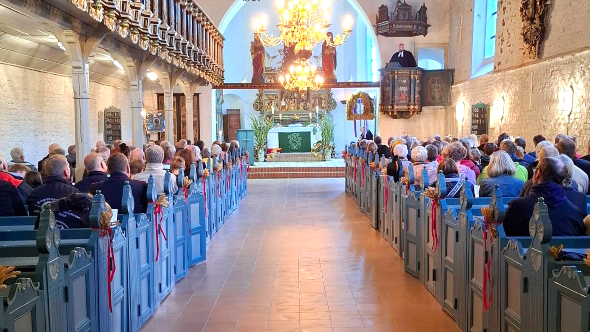 Link zur Seite Gottesdienste. Das Bild zeigt einen Gottesdienst in der Kirche St. Anna in Tetenbüll. Link zur Seite Gottesdienste. Bild: Gottesdienst in der Kirche St. Anna