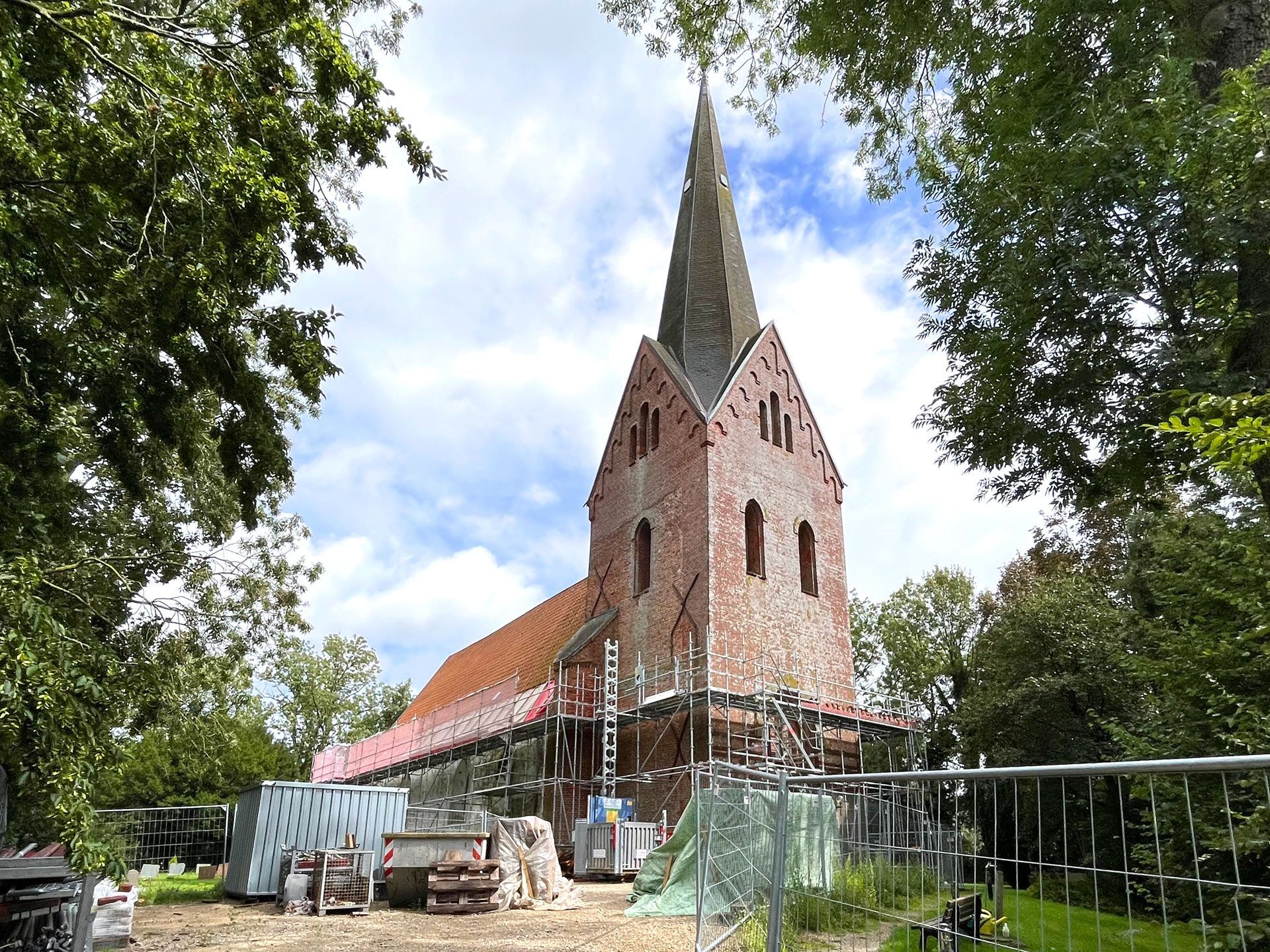 Das Bild zeigt Kirche St. Laurentius, Kating in der Sanierung mit Baugerüst.
