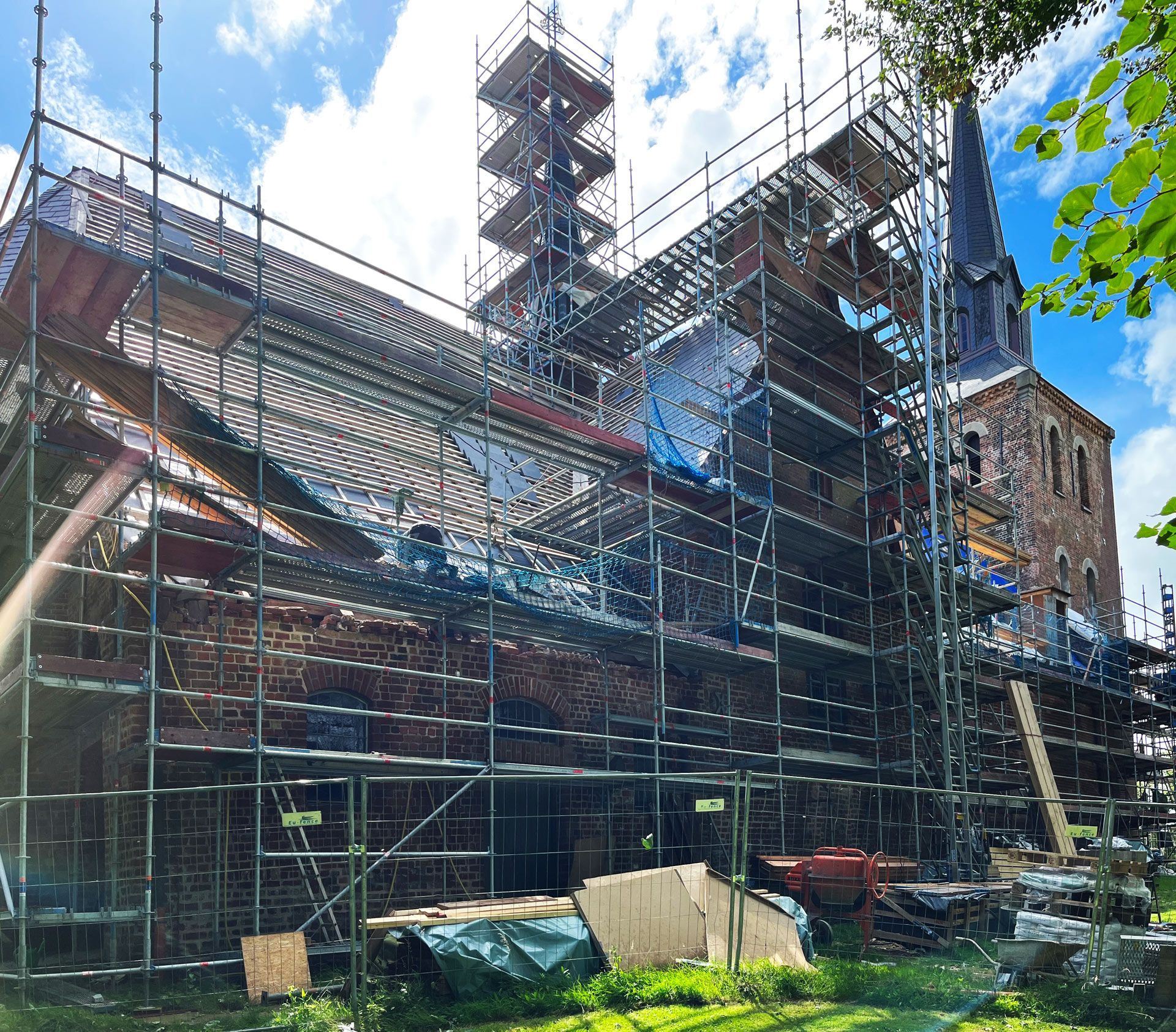 Das Bild zeigt Kirche St. Pankratius, Oldenswort in der Sanierung mit Baugerüst