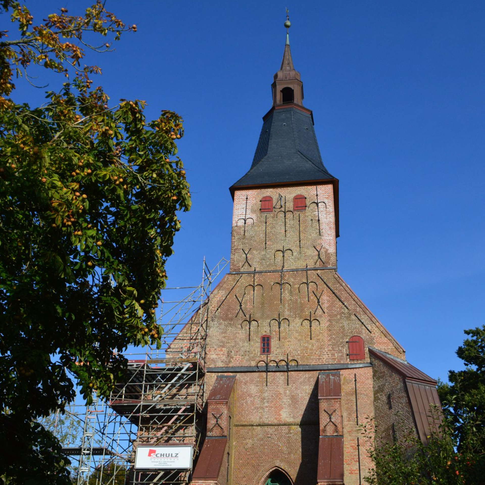 Link zu Seite St. Anna!
Das Bild zeigt die Kirche St. Anna in Tetenbüll