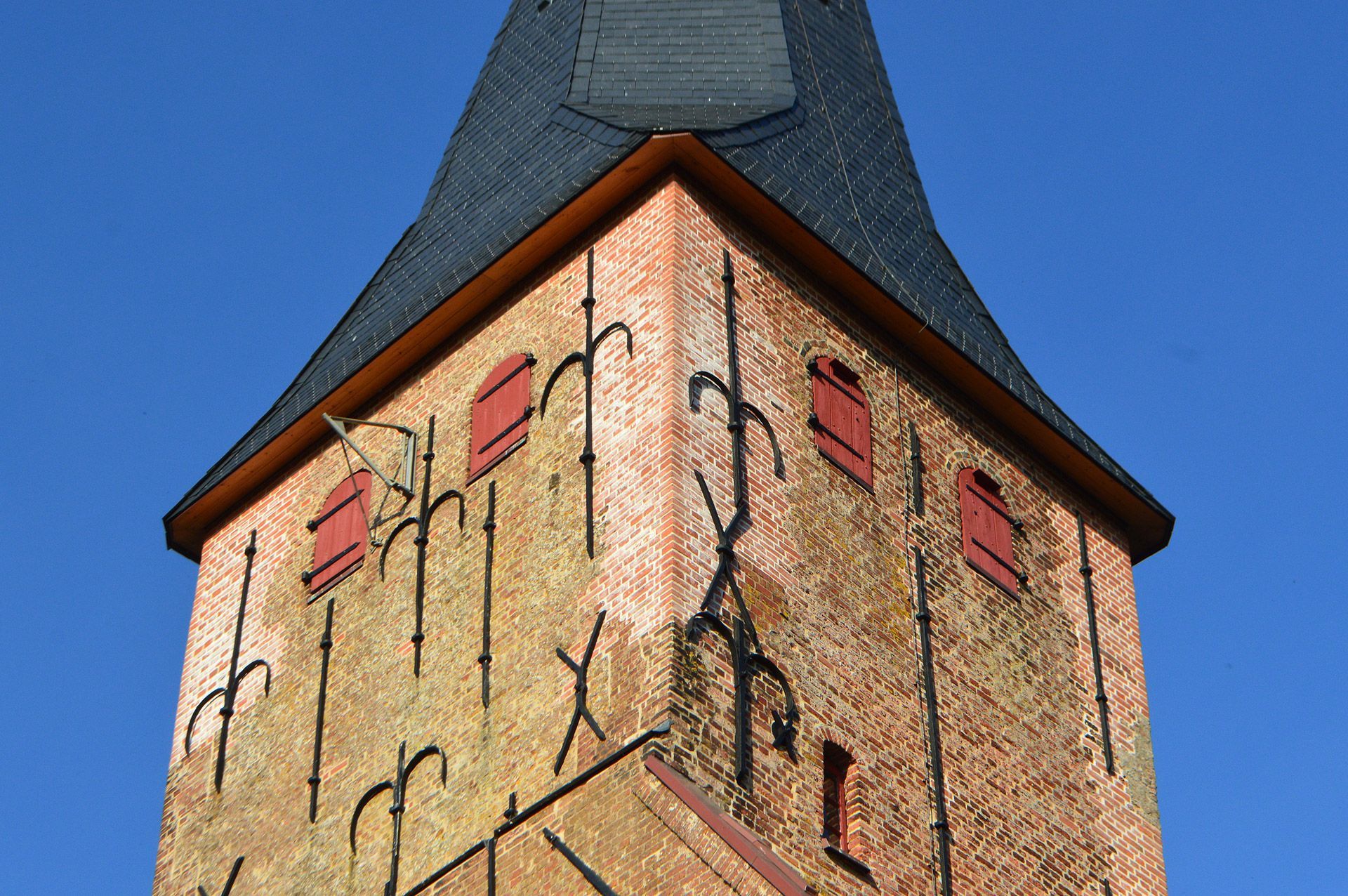 Kirchensanierung auf Eiderstedt. Das Bild zeigt die Kirche St. Anna in Tetenbüll