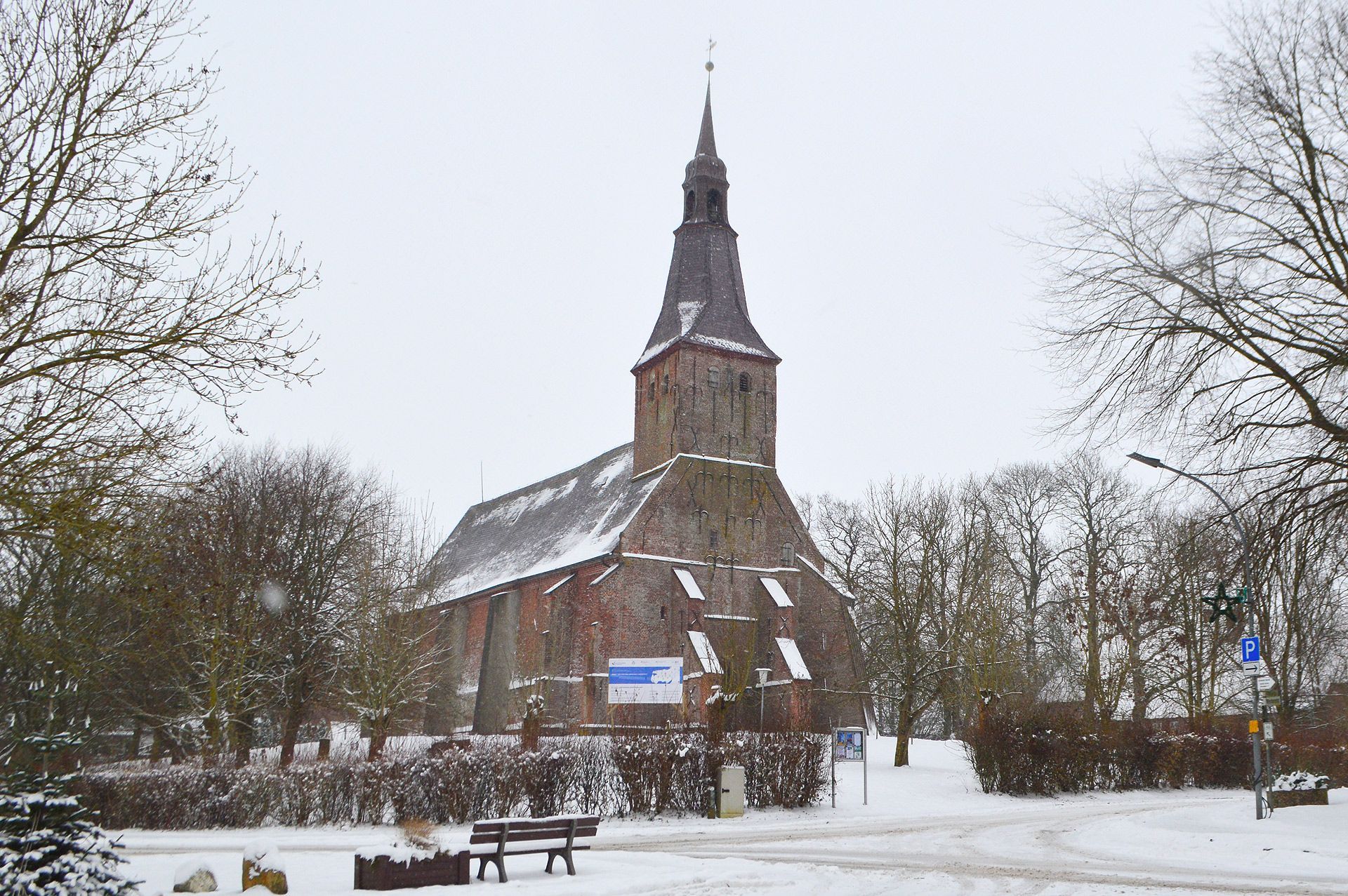 Das Bild zeigt die verschneite Kirche St. Anna im Winter