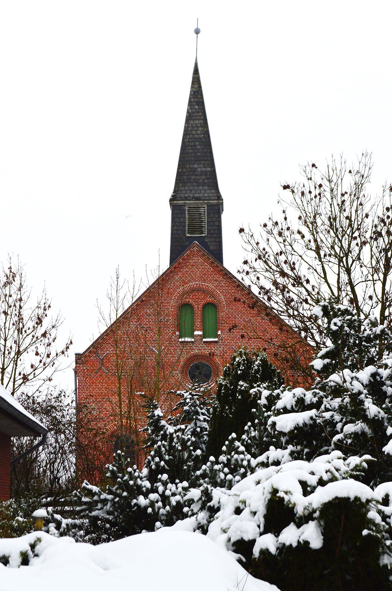 Das Bild zeigt die verschneite Kirche St. Martin im Winter