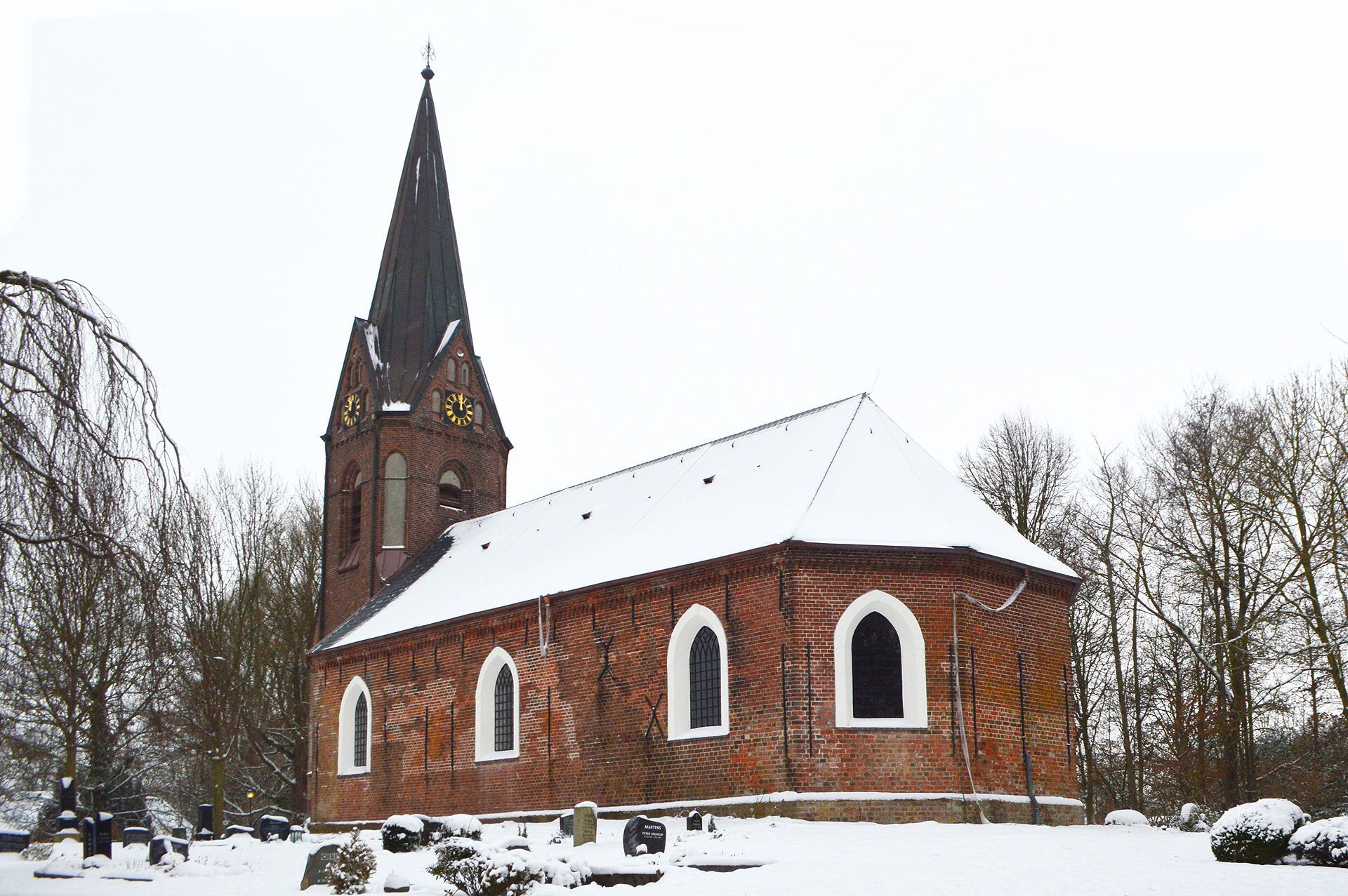 Das Bild zeigt die verschneite Kirche St. Michael in Welt im Winter 23