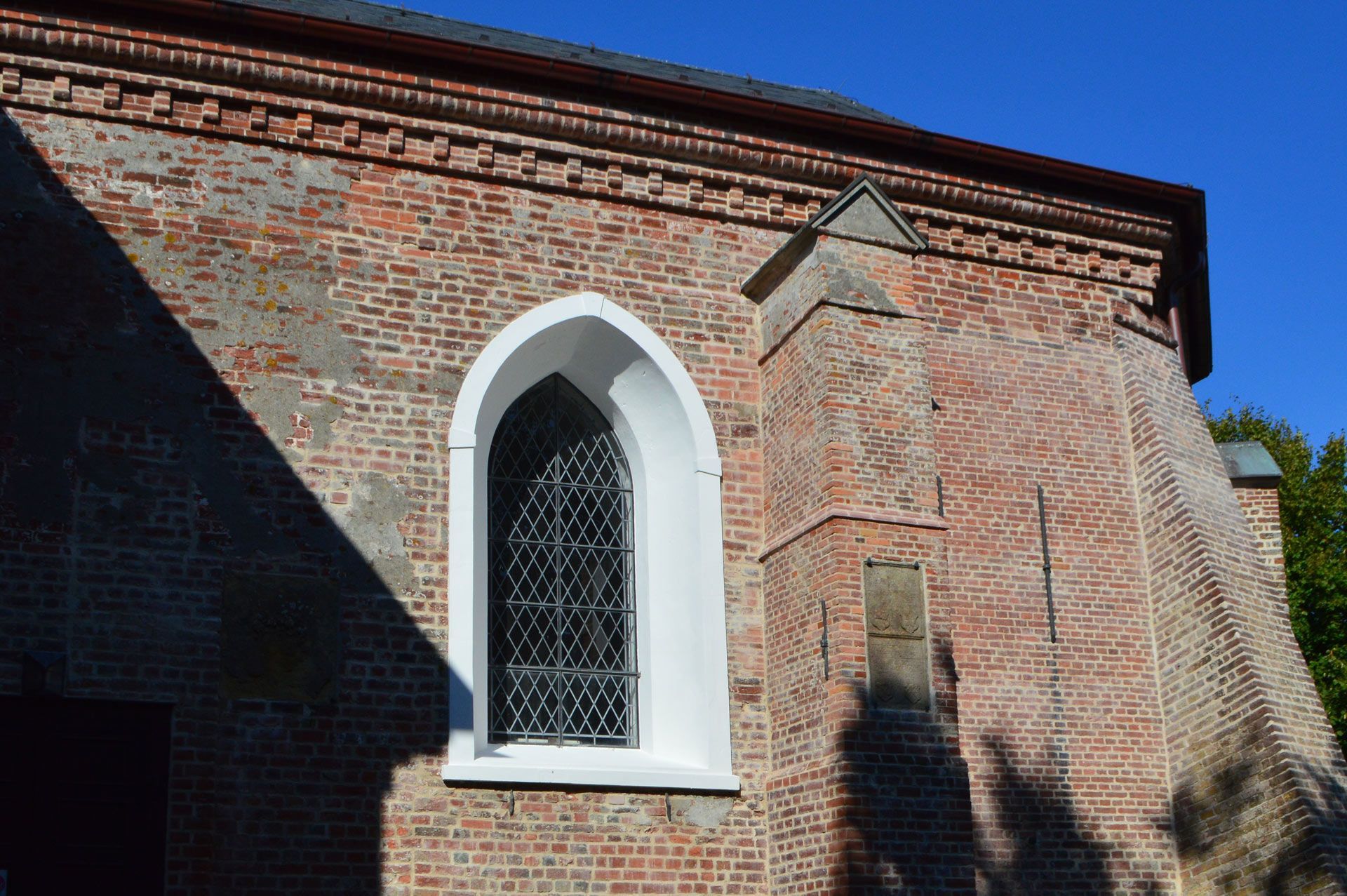 Kirche St. Christian nach der Sanierung, das Bild zeigt ein Fensterdetail