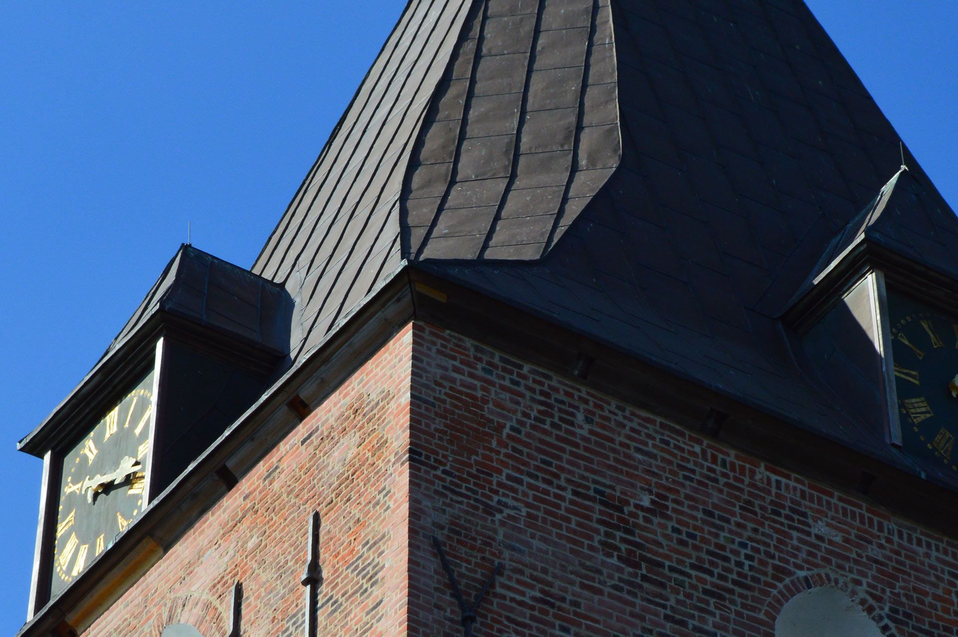 St. Christian. Bild zeigt den gerade sanierten Kirchturm in der Vergrößerung