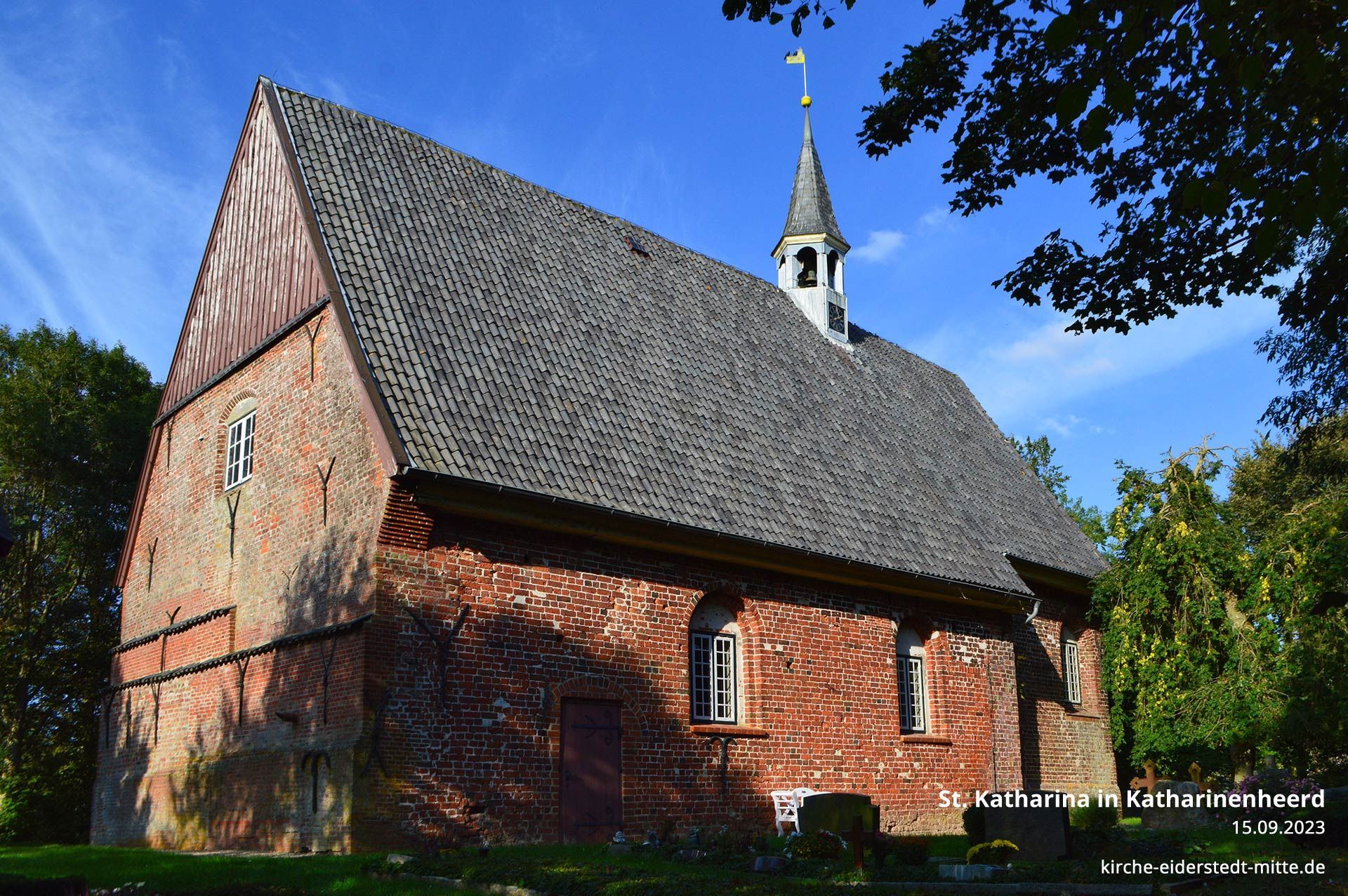 Das Bild zeigt die südwestliche Ansicht der Kirche St. Katharina vor der Sanierung