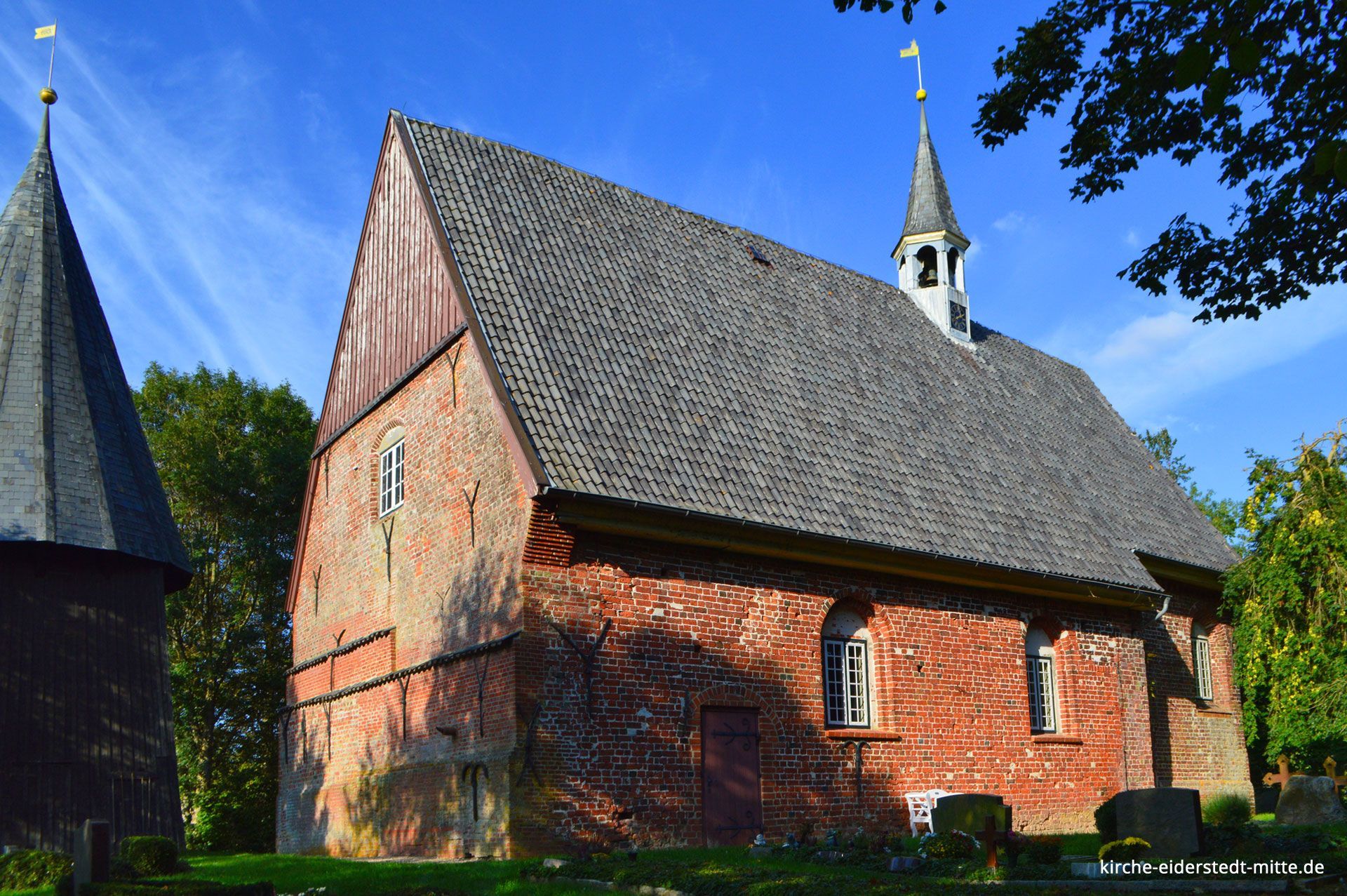 Das Bild zeigt die südwestliche Ansicht der Kirche mit Glockenturm.