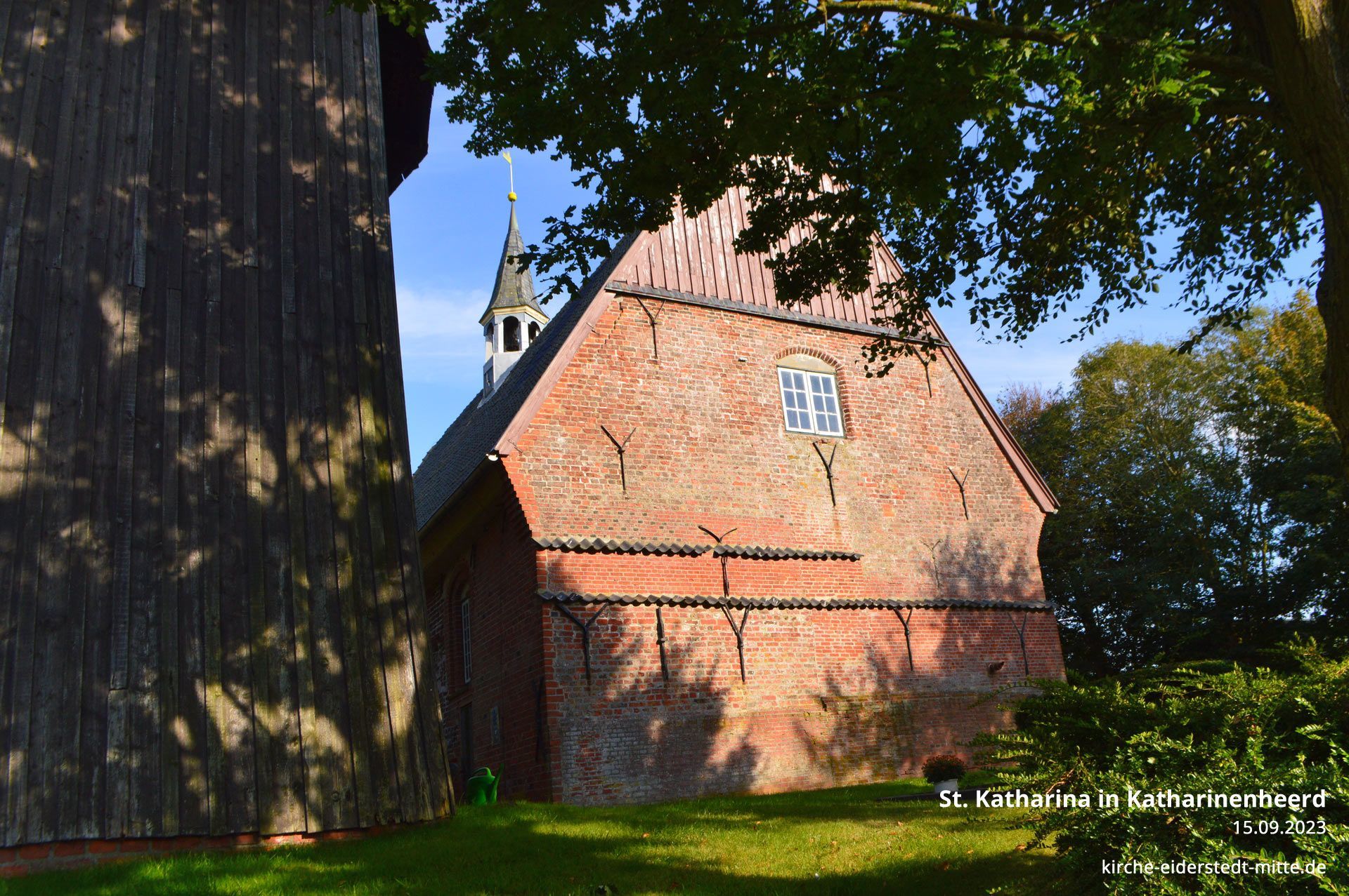 Bild zeigt die westliche Ansicht mit Glockenturm der Kirche vor der Sanierung