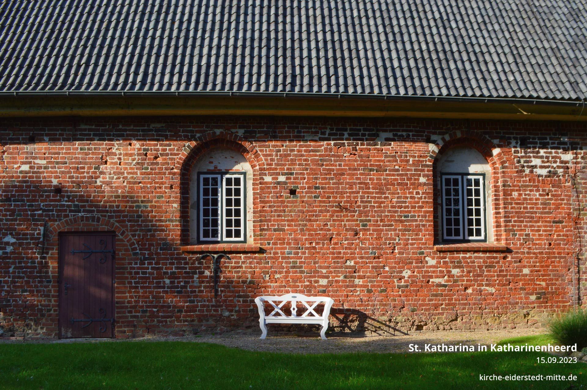 Das Bild zeigt die stark sanierungsbedürftige Südwand der Kirche
