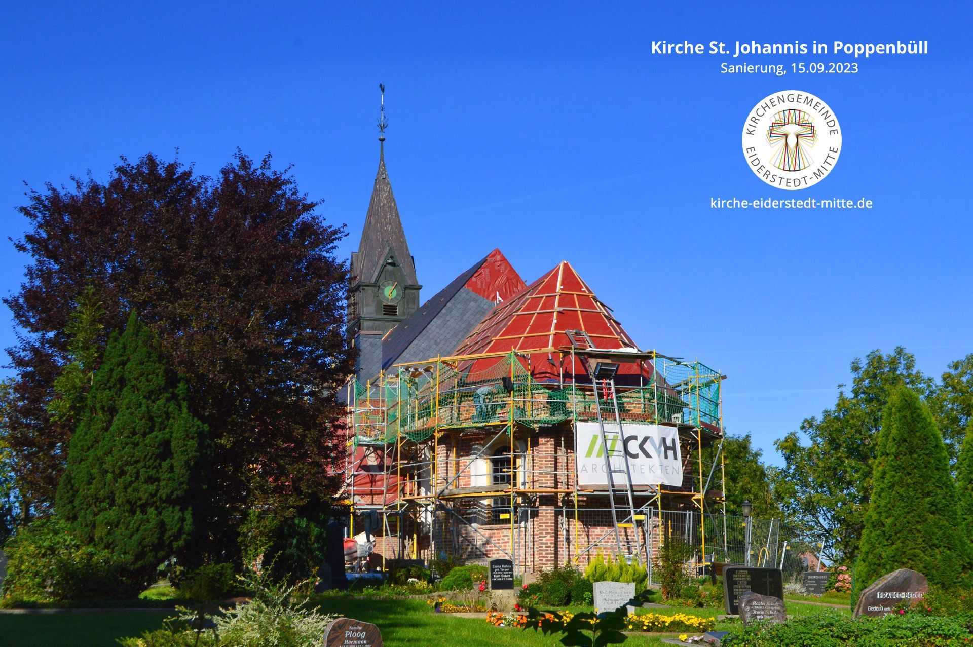 Kirchensanierung auf Eiderstedt
Das Bild zeigt die Kirche St. Johannis in Poppenbüll mit einem Baugerüst