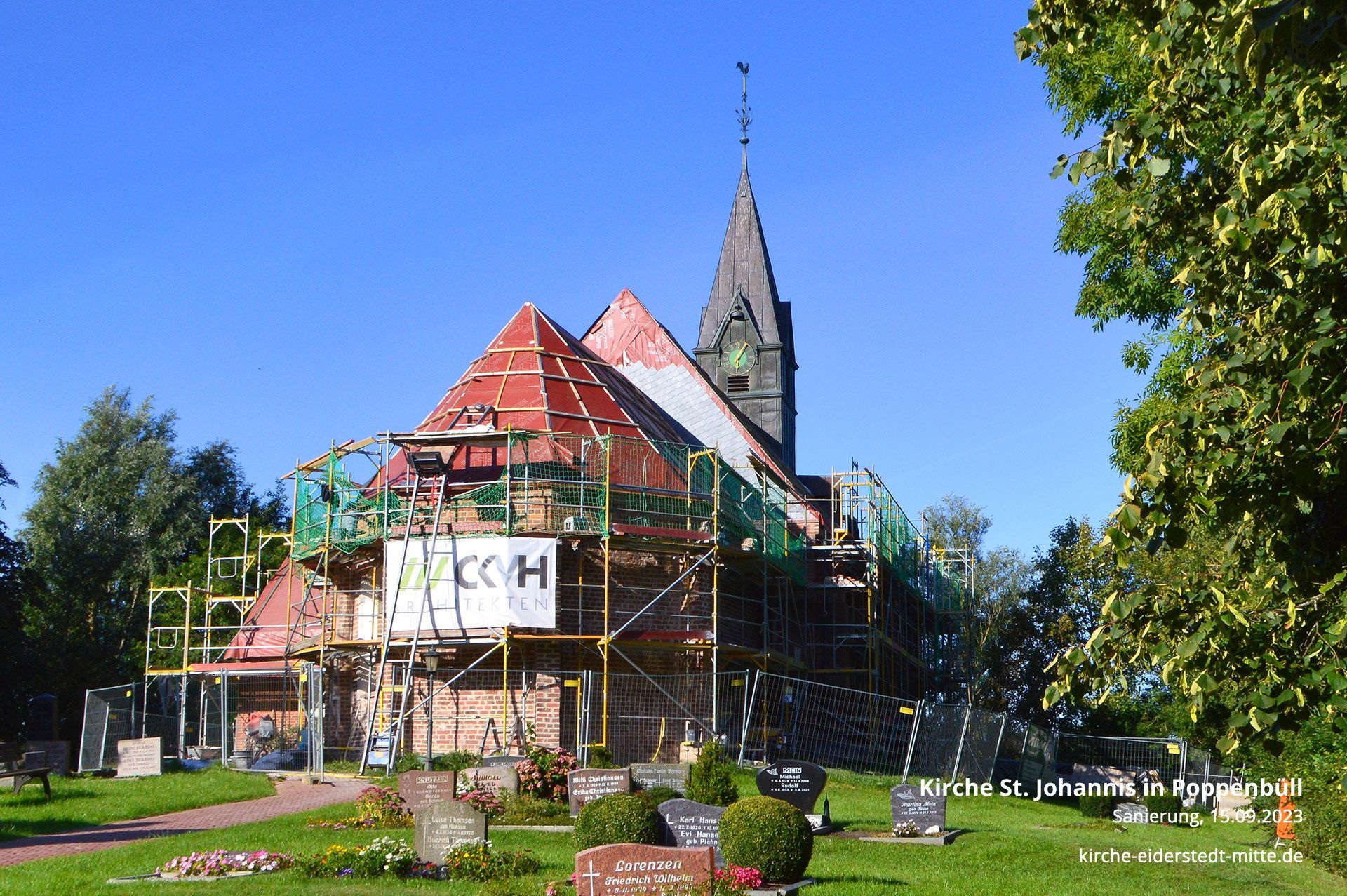 Kirchensanierung auf Eiderstedt
Das Bild zeigt die Kirche St. Johannis in Poppenbüll mit einem Baugerüst
