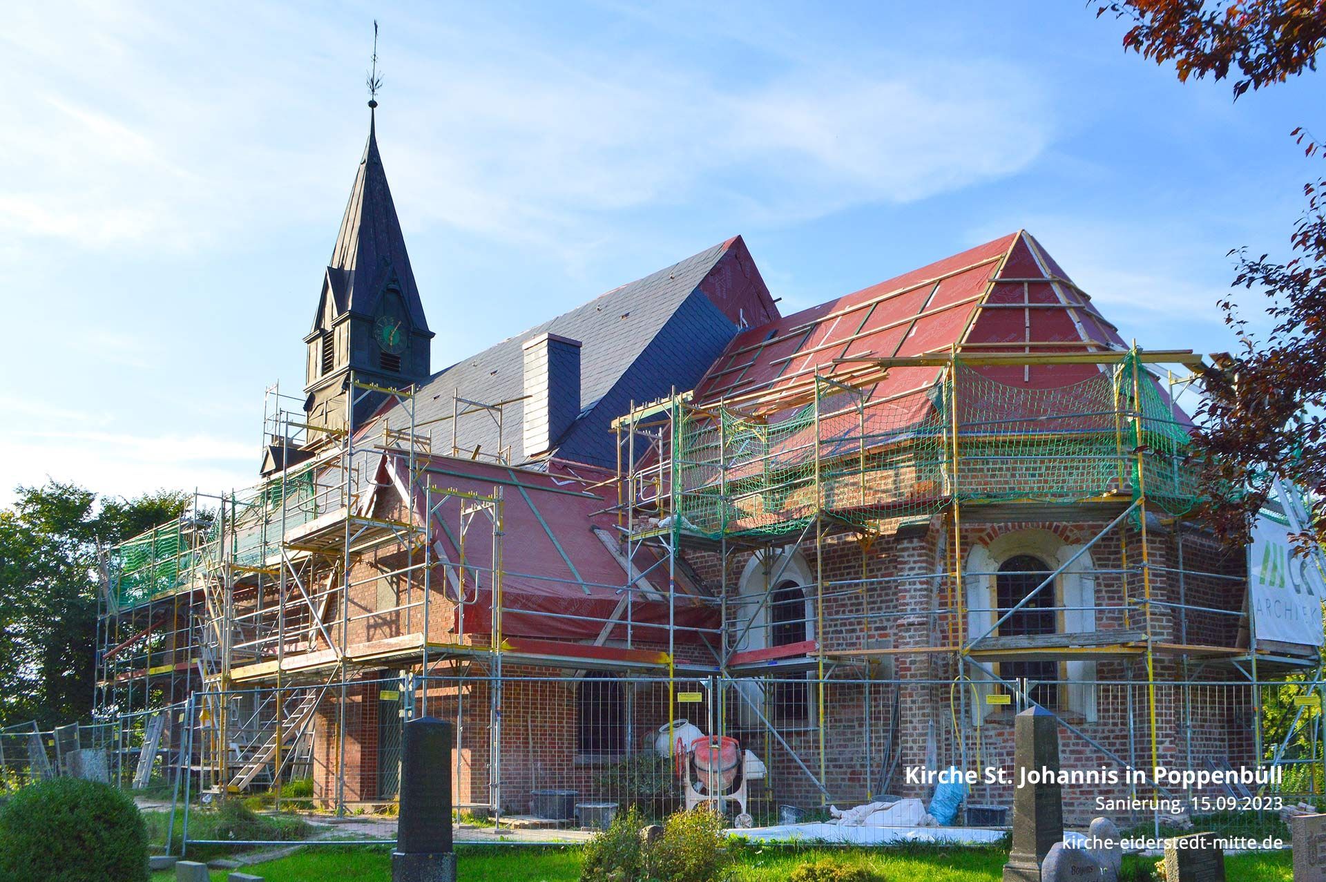 Kirchensanierung auf Eiderstedt
Das Bild zeigt die Kirche St. Johannis in Poppenbüll mit einem Baugerüst