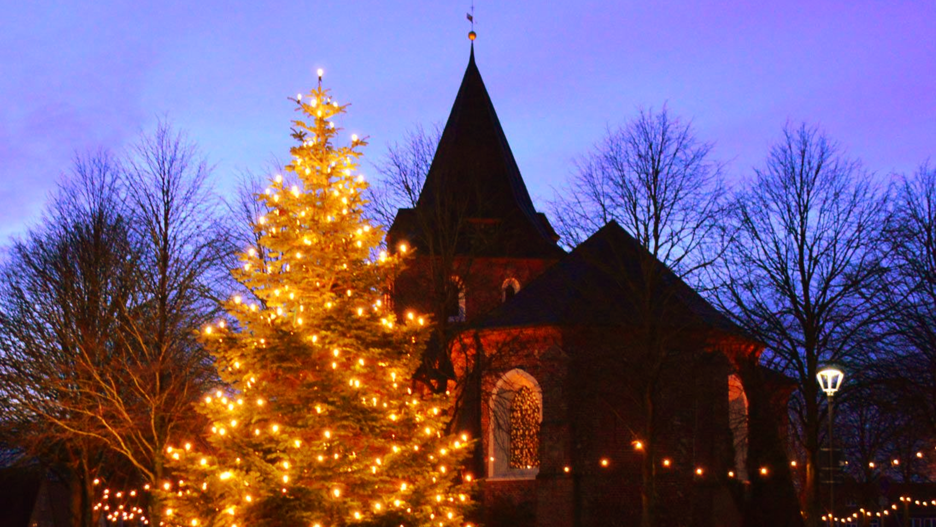 Weihnachtszeit in Garding Das Bild zeigt Kirche St. Christian, davor ein Weihnachtsbaum