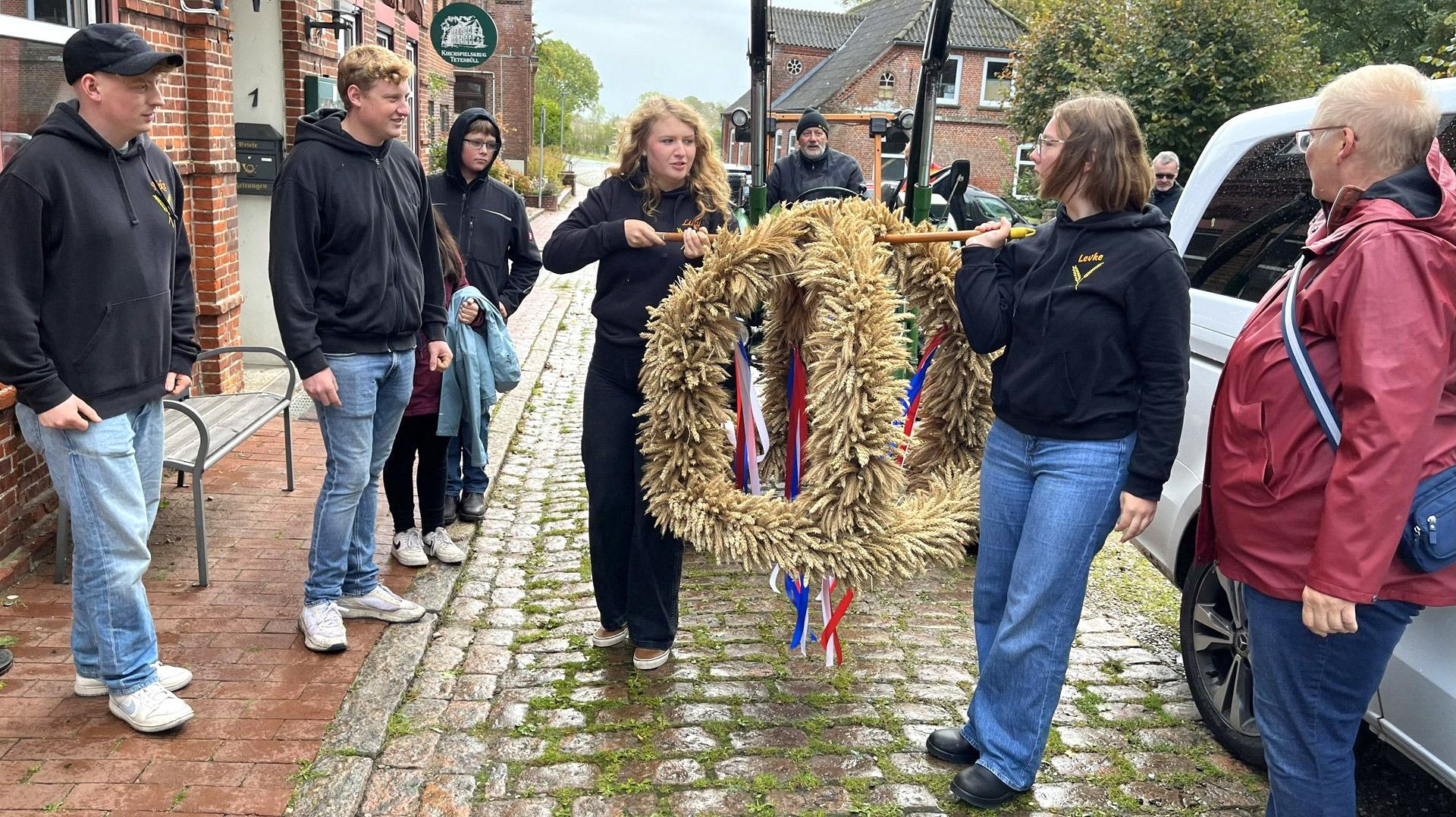 Das Bild zeigt junge Gemeindemitglieder bei einem Erntedankfest