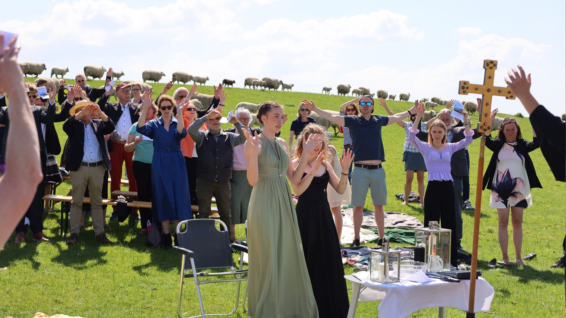 Das Bild zeigt Konfirmanden bei einer Konfirmation am Nordseedeich Stuffhusen