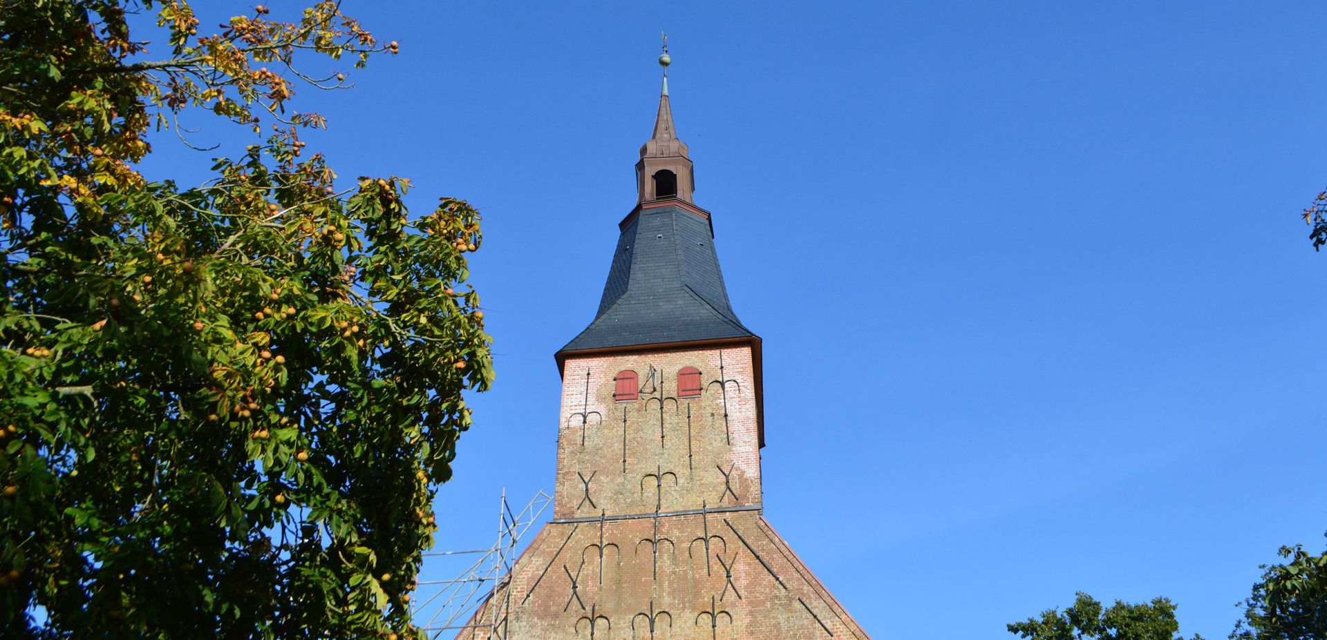 Das Bild zeigt den Kirchturm der Kirche St. Anna in Tetenbüll