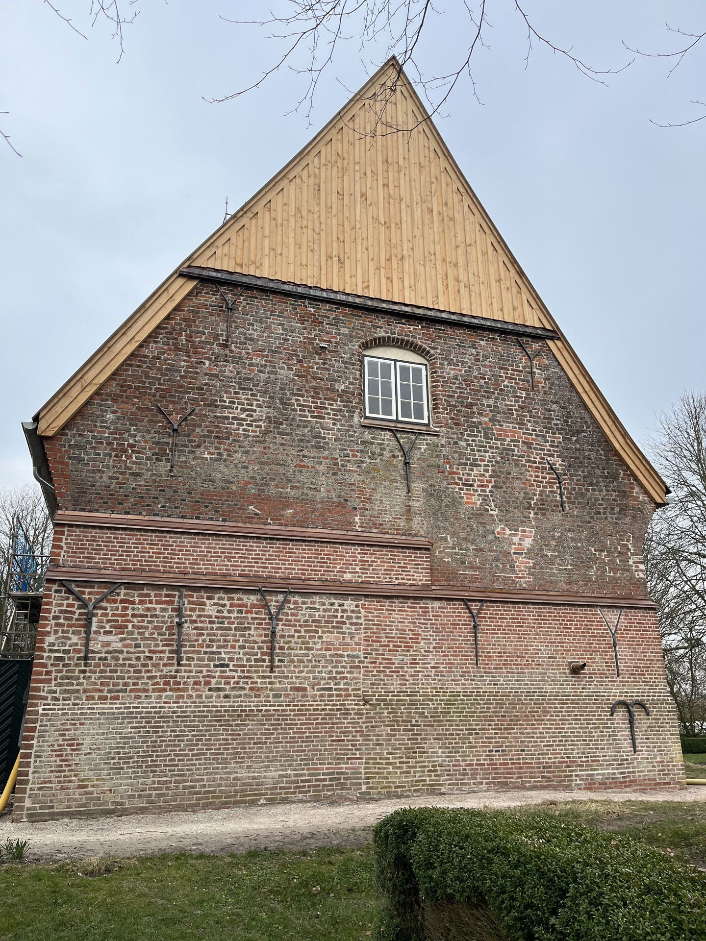 23.3.25, das Bild zeigt die Westfassade nach der Sanierung.