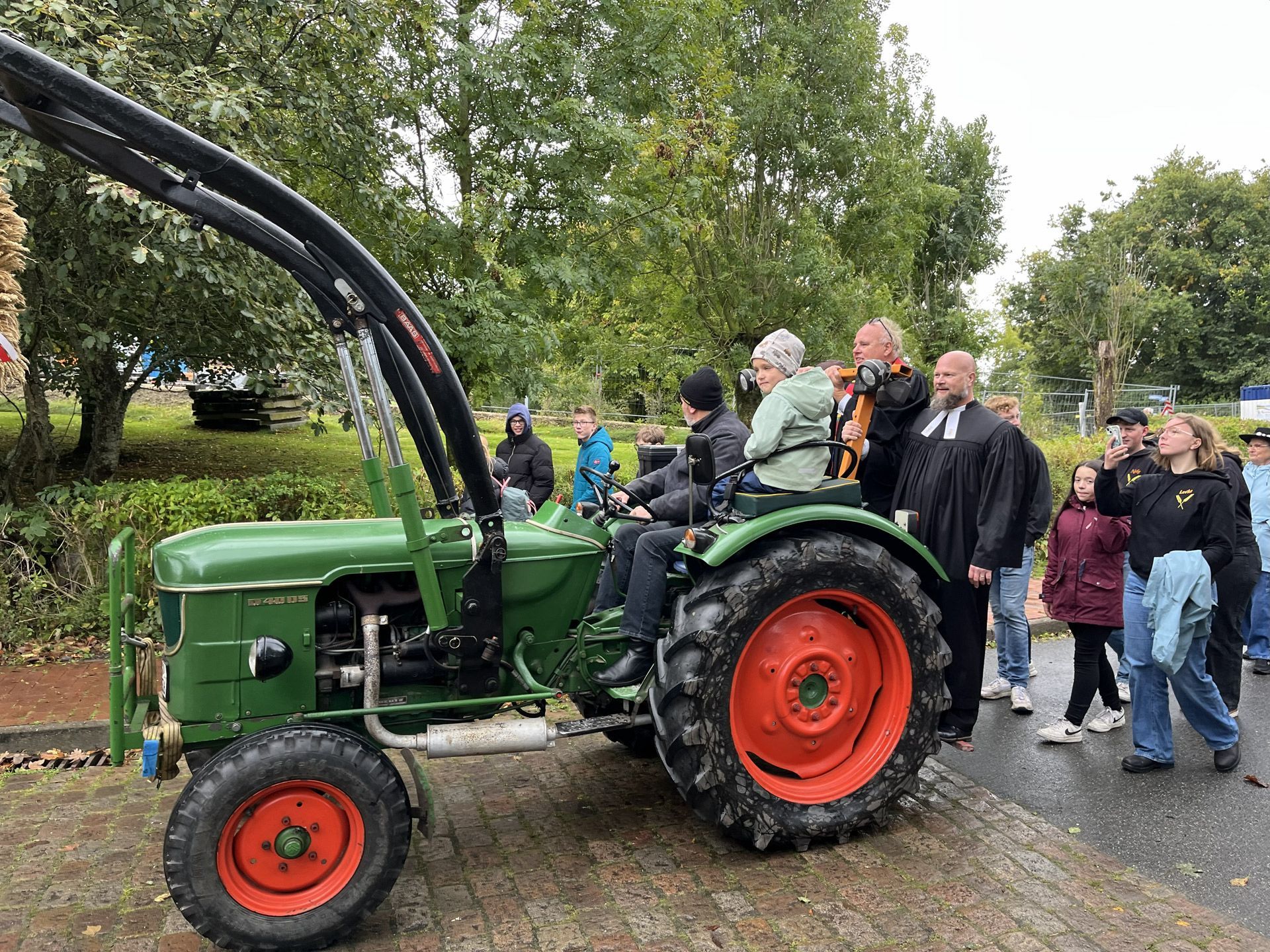 Erntedankfest. Das Bild zeigt einen Traktor. Dahinter die beiden Pastoren.