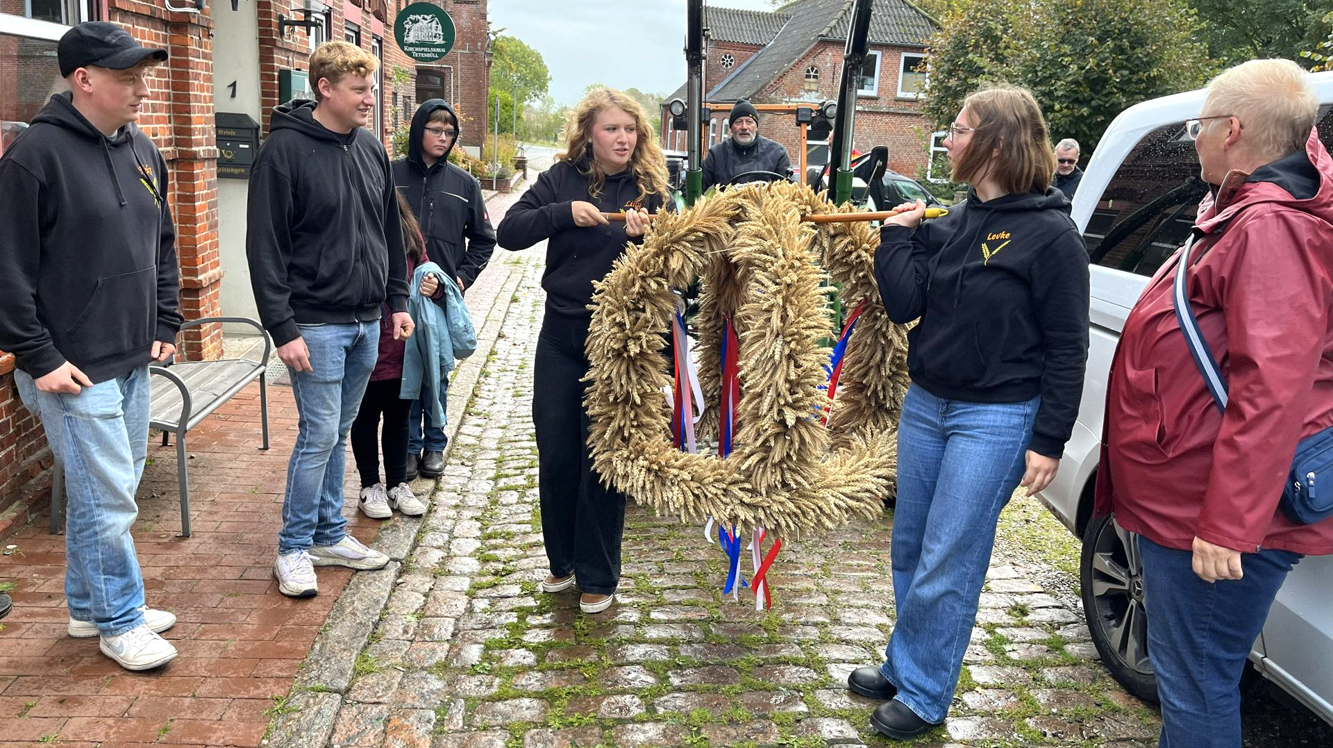 Das Bild zeigt junge Gemeindemitglieder bei einem Erntedankfest