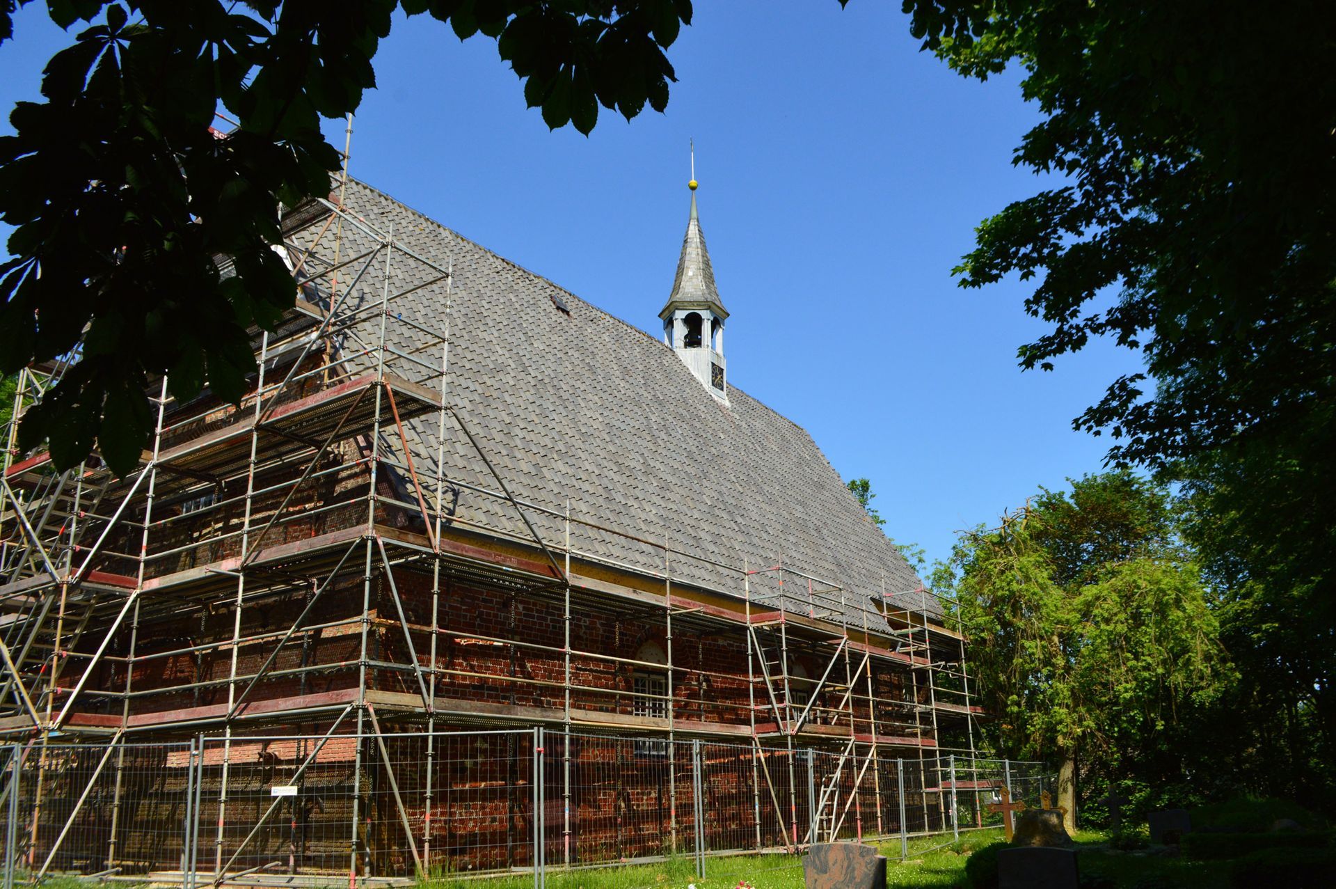 Das Bild zeigt die Kirche St. Katharina in Katharinenheerd mit einem Baugerüst aus südwestlicher Richtung
