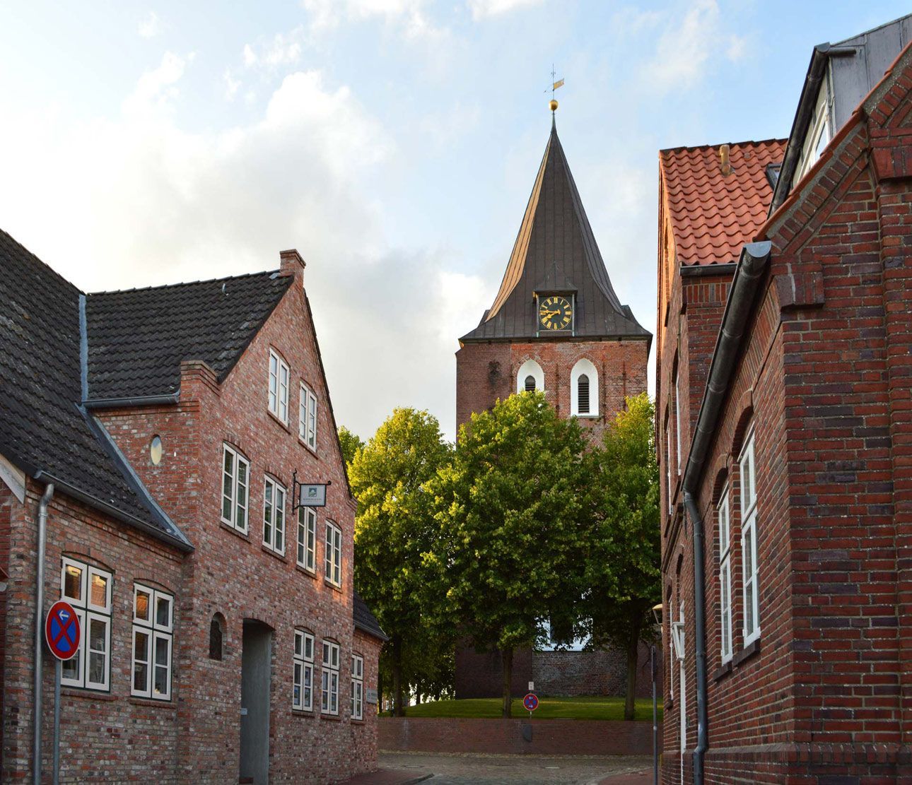 Das Bild zeigt die Kirche St. Christian aus der südliche gelegenen Fischerstraße.
