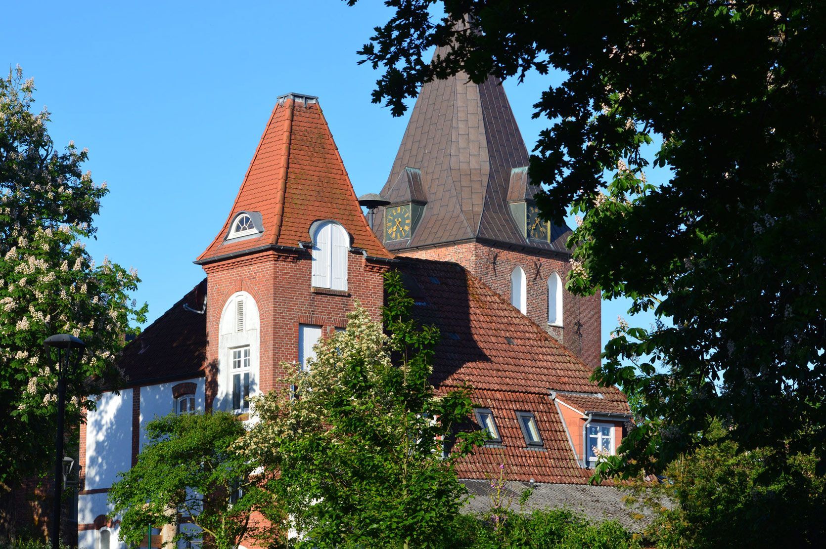 Bild zeigt Kirche St. Christian aus dem Blickwinkel der Festwiese im Stadtpark.