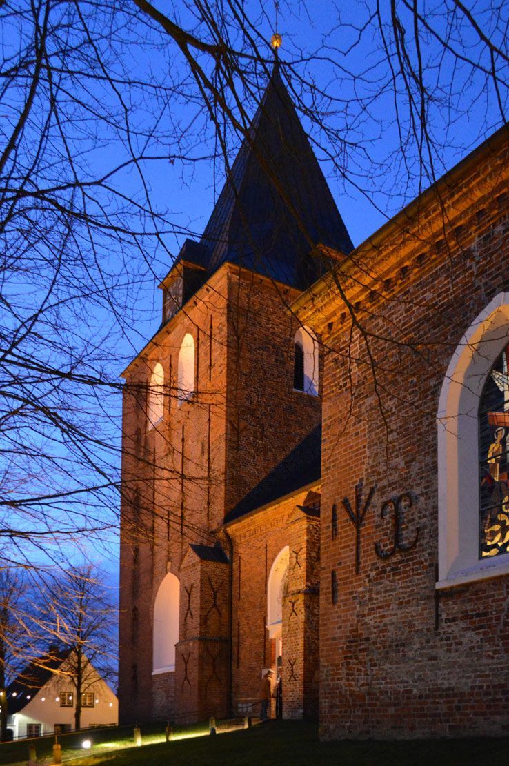 Das Bild zeigt die Kirche St. Christian zur Winterzeit.