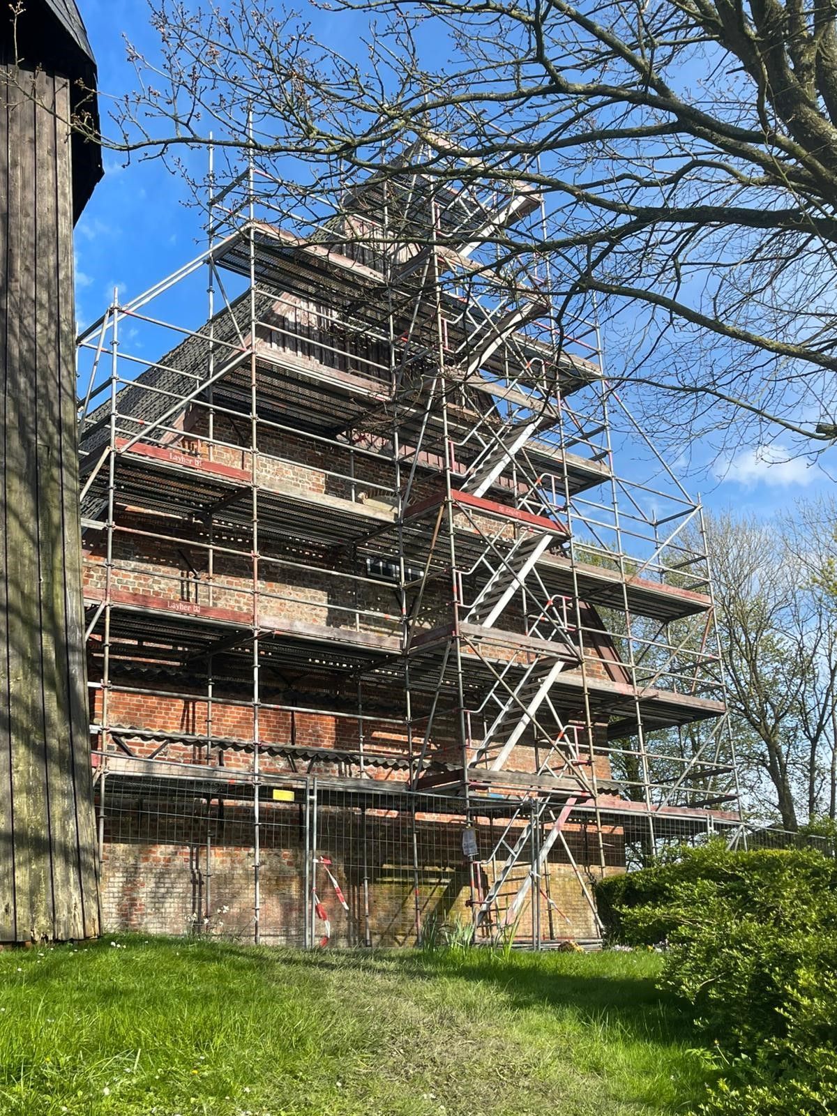 Das Bild zeigt das Baugerüst an der Nordfassade der Kirche St. Katharina