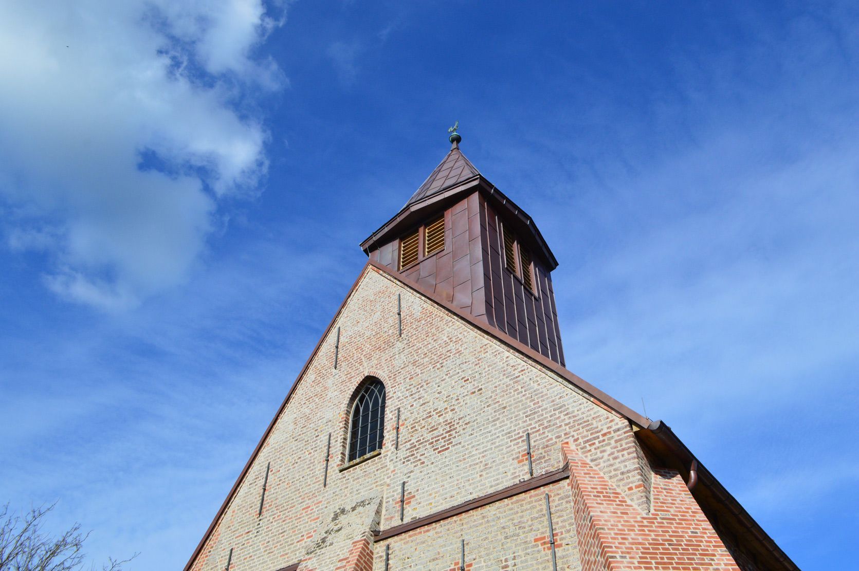 Das Bild zeigt die westliche Ansicht der Kirche St. Martin in Osterhever
