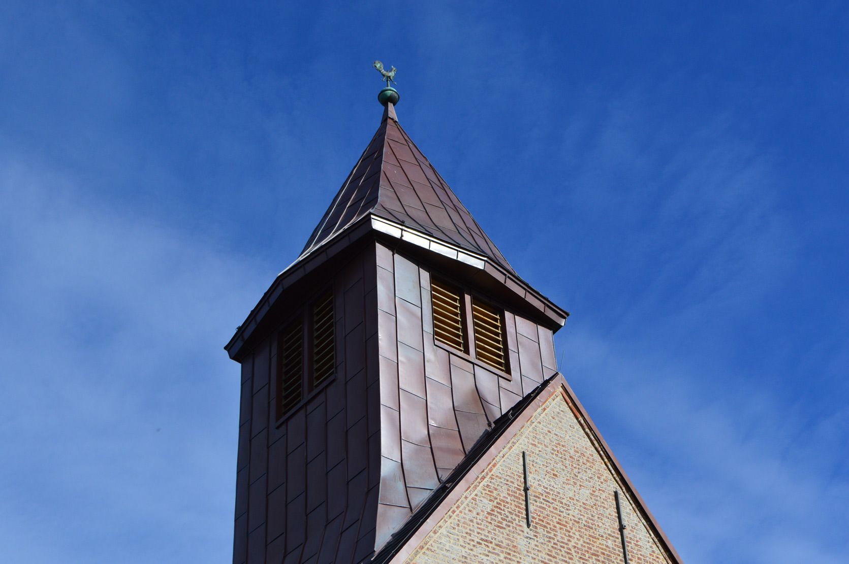Das Bild zeigt die nordwestliche Ansicht der Kirche St. Martin in Osterhever