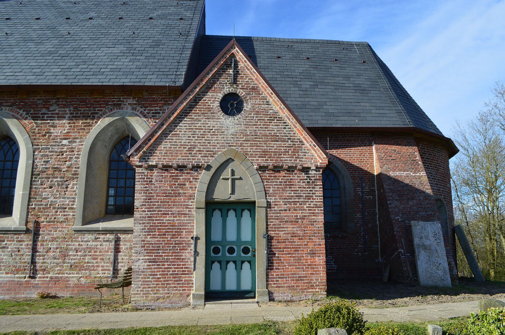 Das Bild zeigt den südöstlichen Eingang der Kirche St. Martin in Osterhever