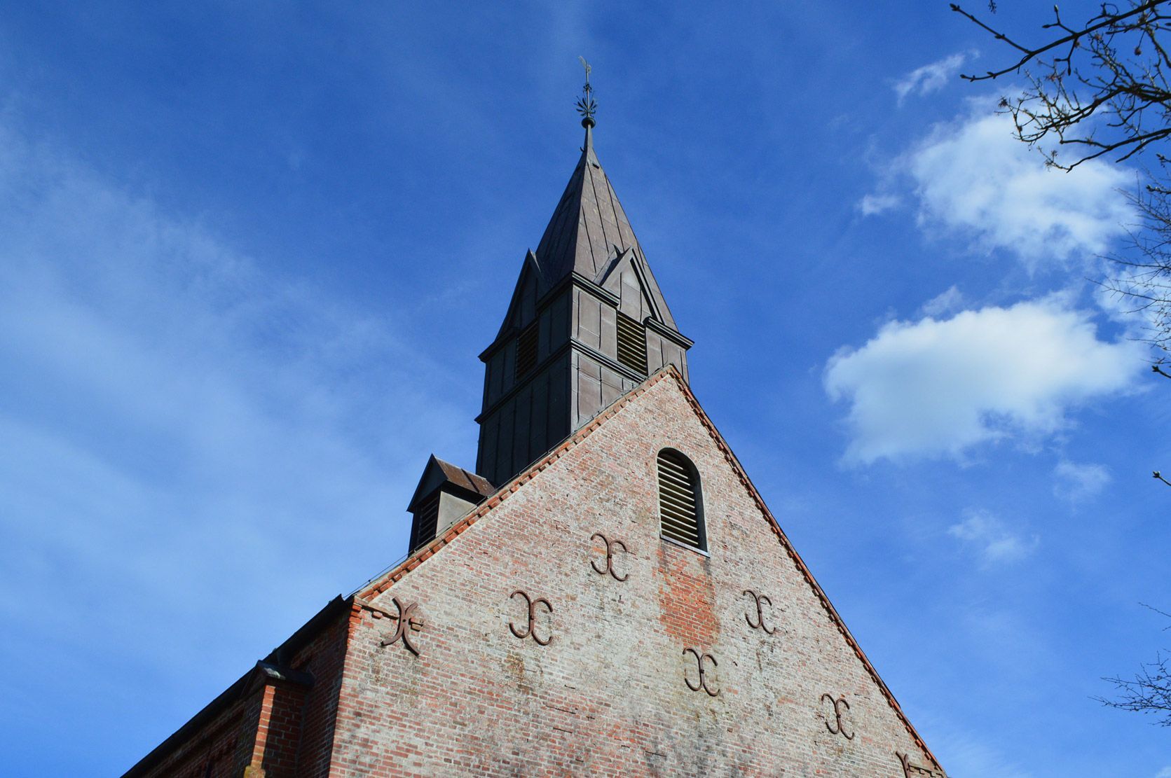 Bild zeigt die Westseite der Kirche St. Johannis vor der Sanierung.