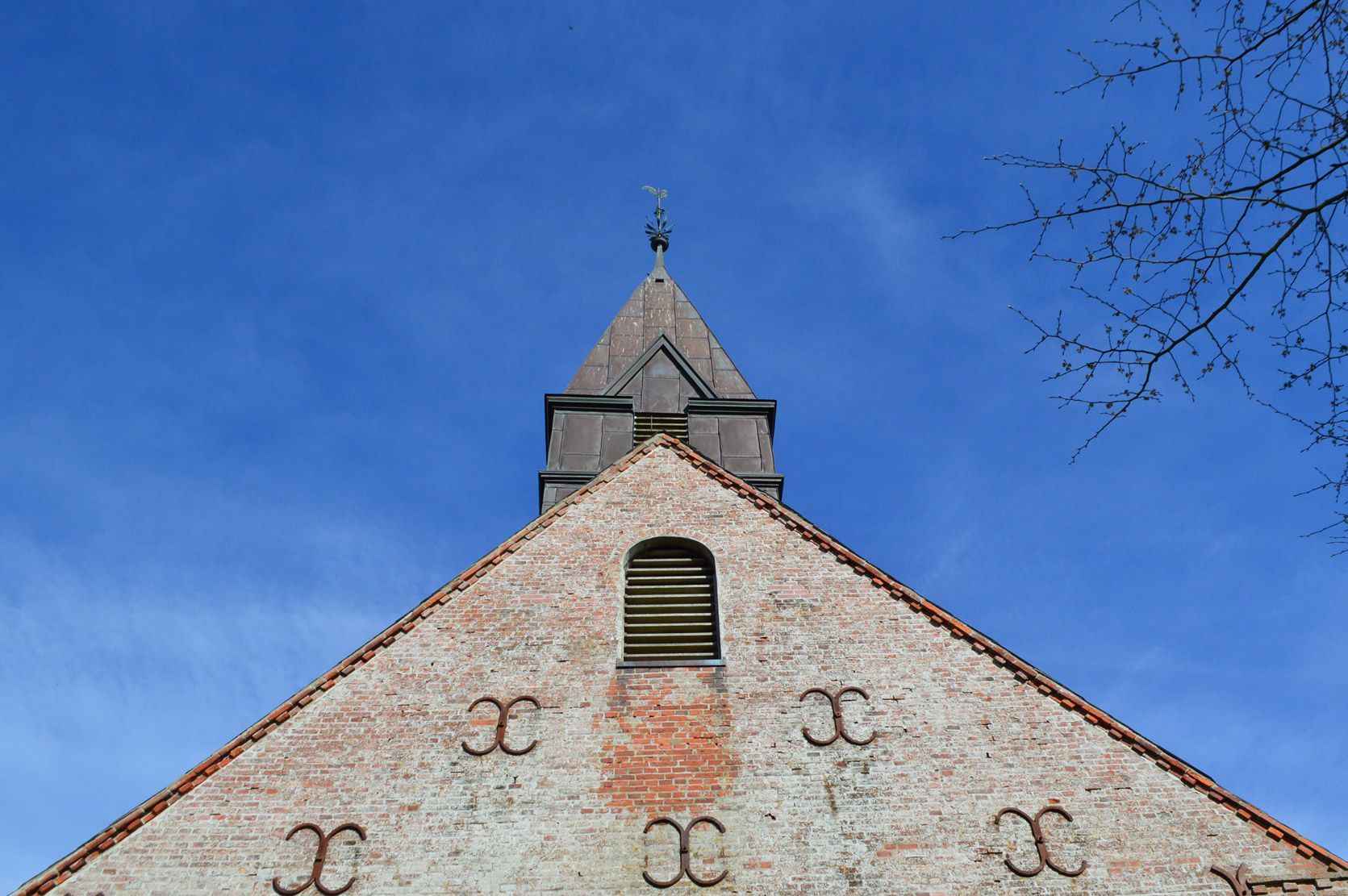 Das Bild zeigt die Westseite der Kirchemit Blick auf den Dachreiter.