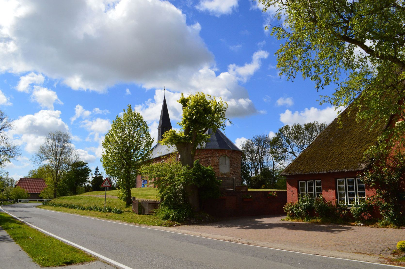 Das Bild zeigt die Ansicht von der Dorfstraße der Kirche St. Martin in Vollerwiek