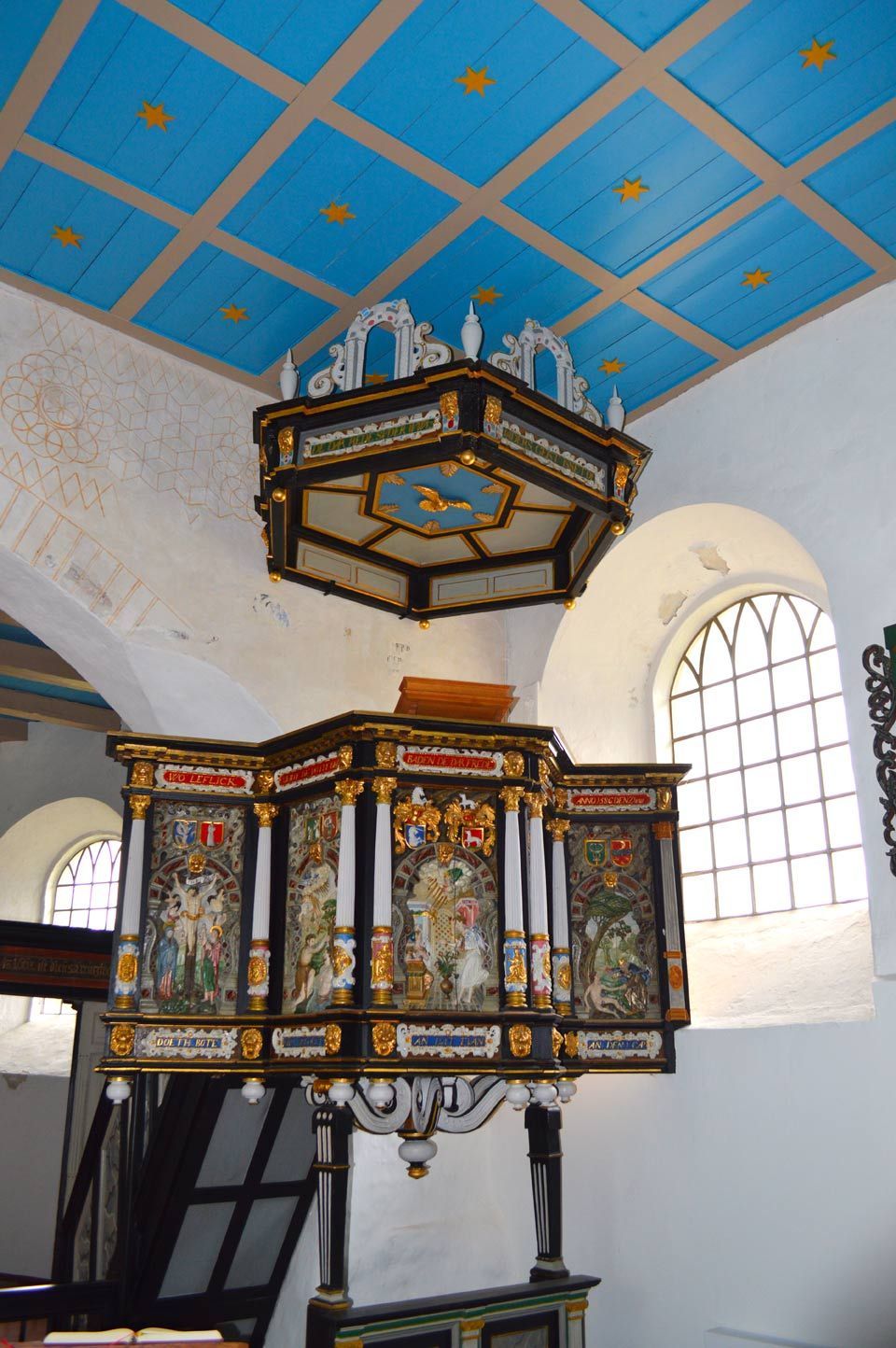 Das Bild zeigt die Renaissance-Kanzel, datiert auf 1586/1587 der Kirche St. Martin in Vollerwiek