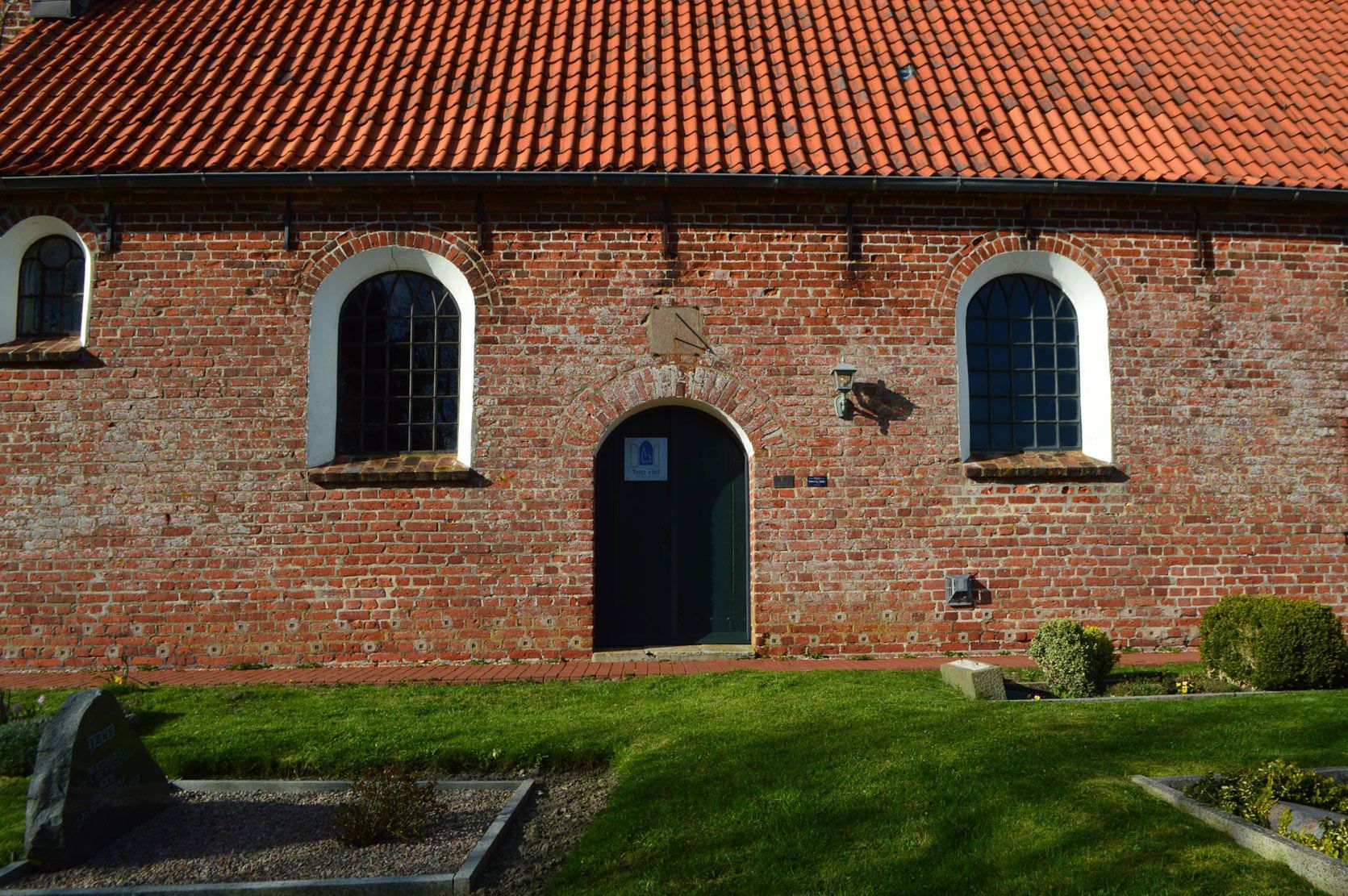 Das Bild zeigt die Kirche vor der Sanierung. Südlicher Eingang.
