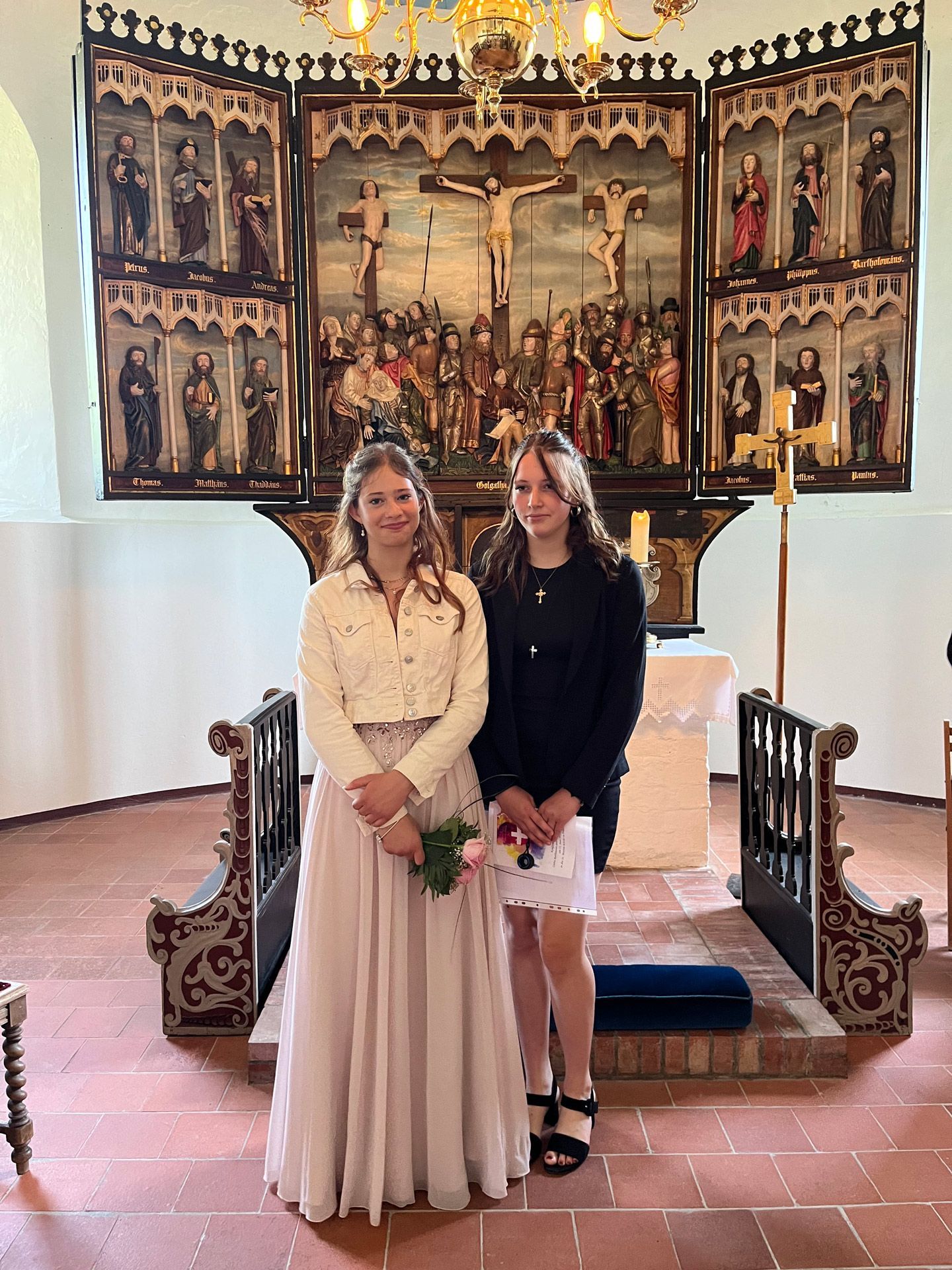 Das Bild zeigt 2 Konfirmation vor dem Altar in der Kirche St. Martin