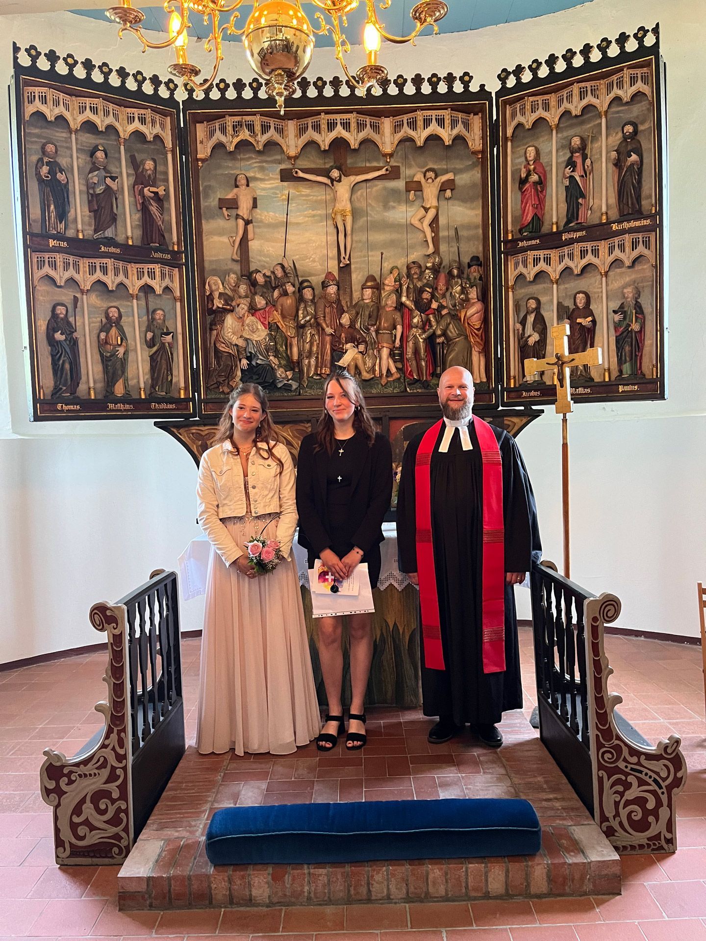 2 Konfirmation mit Pastor Jörg Reglinksi vor dem Altar in der Kirche St. Martin