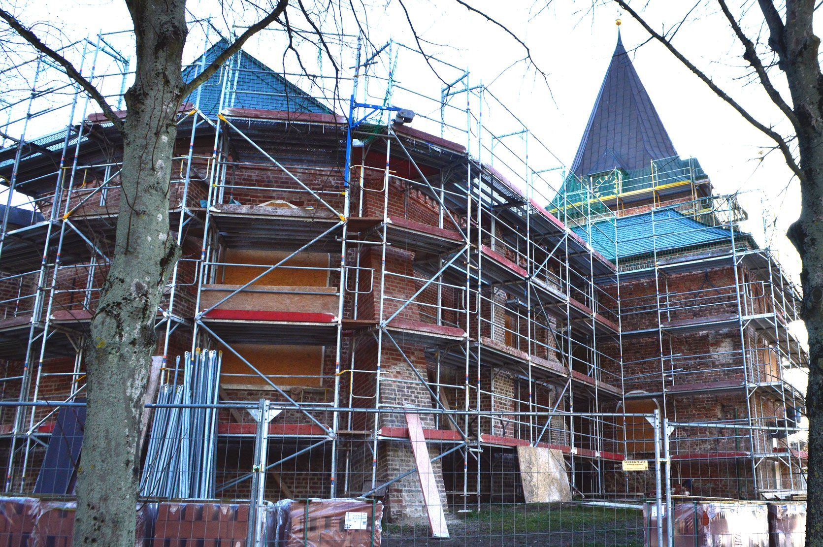 Bild zeigt St. Christian mit einem Baugerüst nordöstliches Kirchenschiff.
