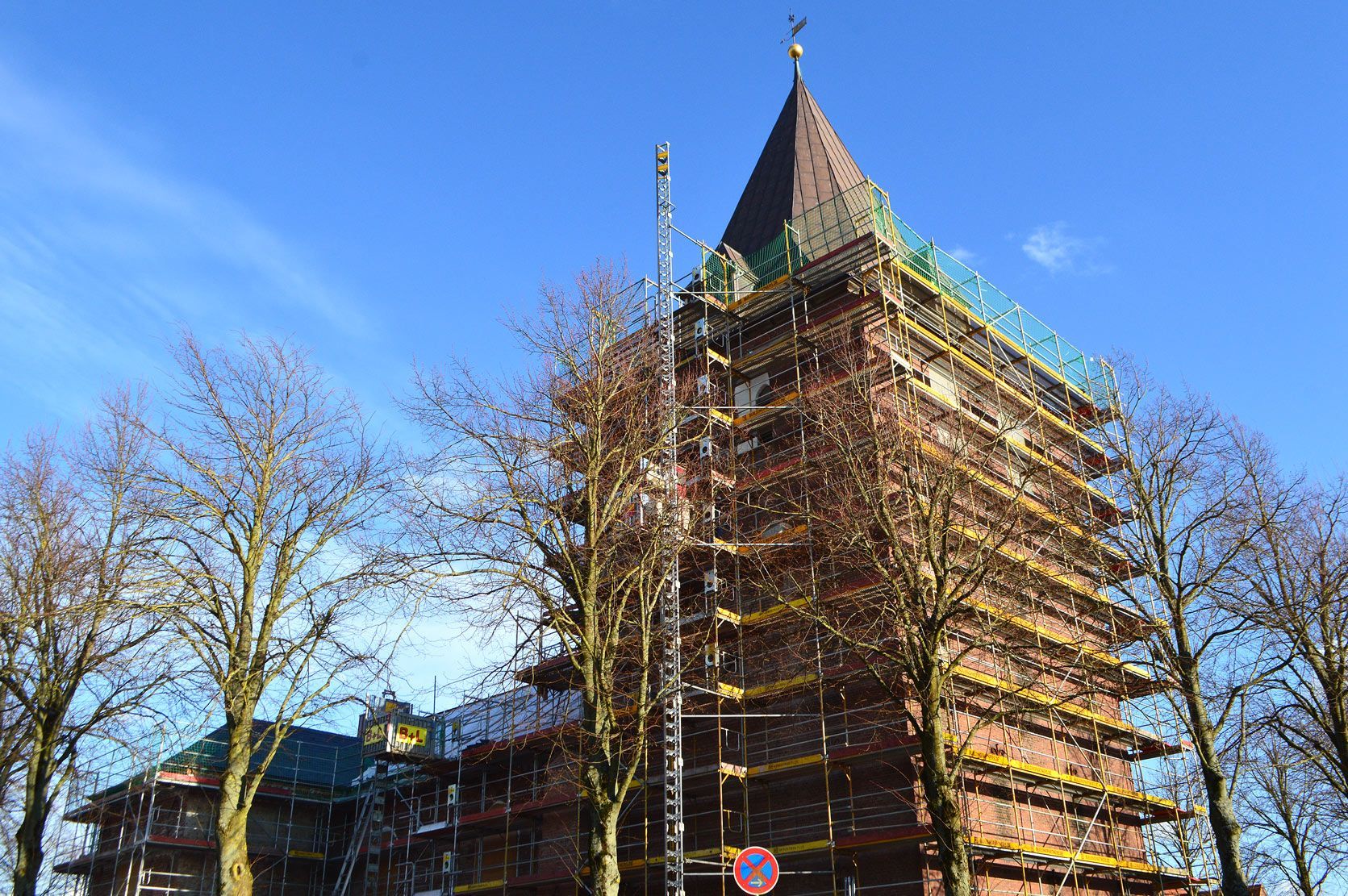 Kirche St. Christian in der Sanierung, das Bild zeigt das Gerüst um den Kirchturm.