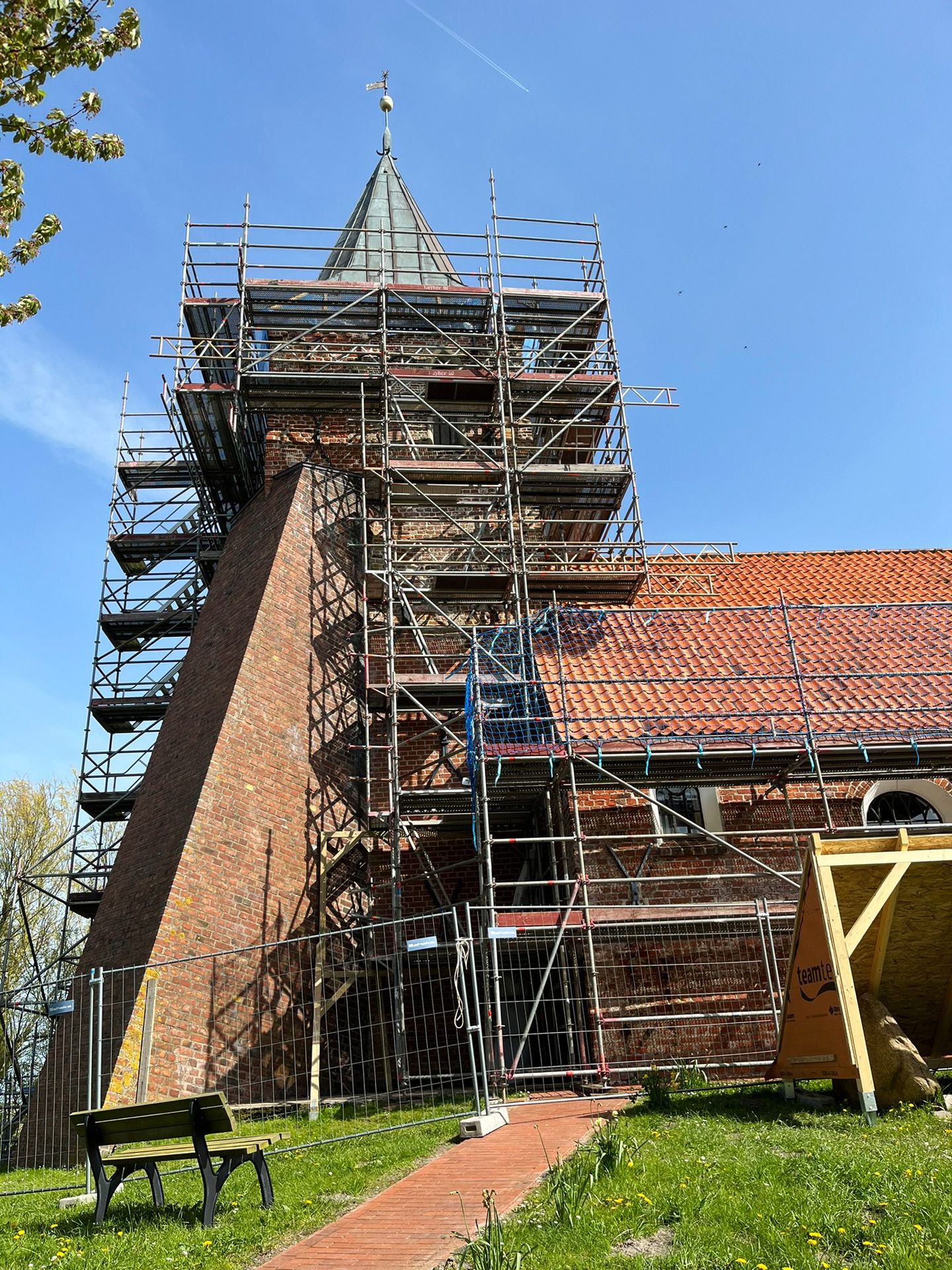 St. Stephanus, Blick auf den eingerüsteten Turm Blickrichtung von Süden