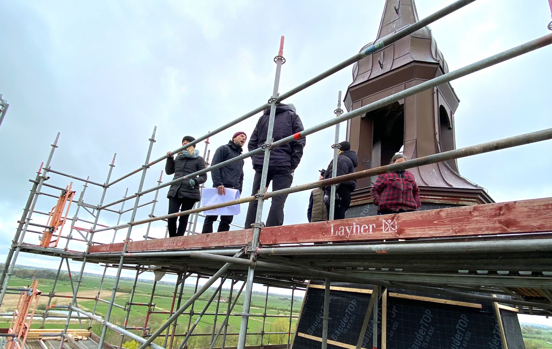 Baubesprechung auf dem Baugerüst am Turmhelm St. Anna in Tetenbüll