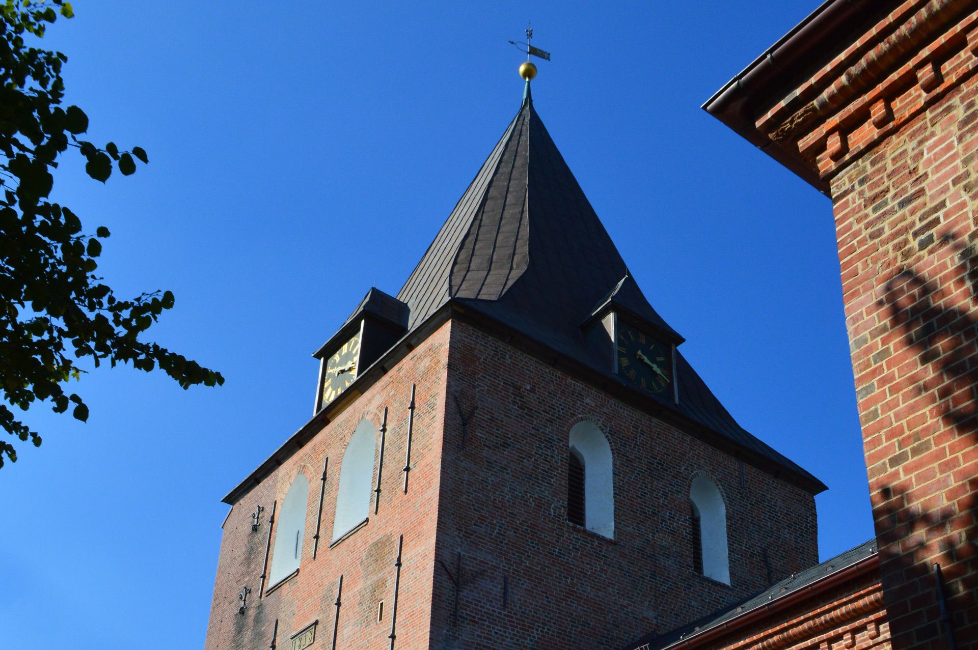 Kirchensanierung auf Eiderstedt. Kirche St. Christian in Garding nach der Sanierung. Kirchensanierung auf Eiderstedt. Das Bild zeigt die Kirche St. Christian in Garding nach der Sanierung.